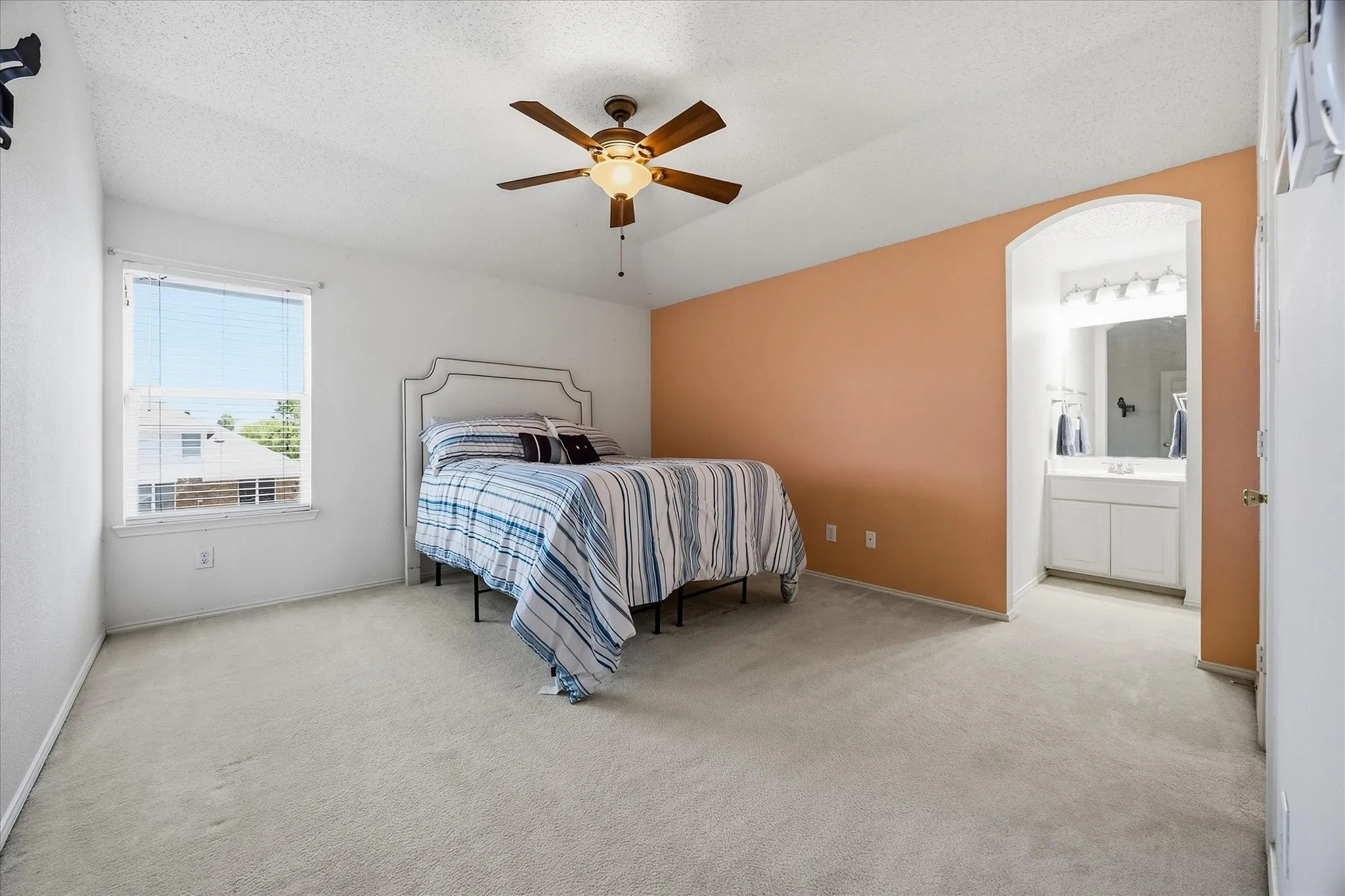 4th bedroom opens onto auxiliary full bath