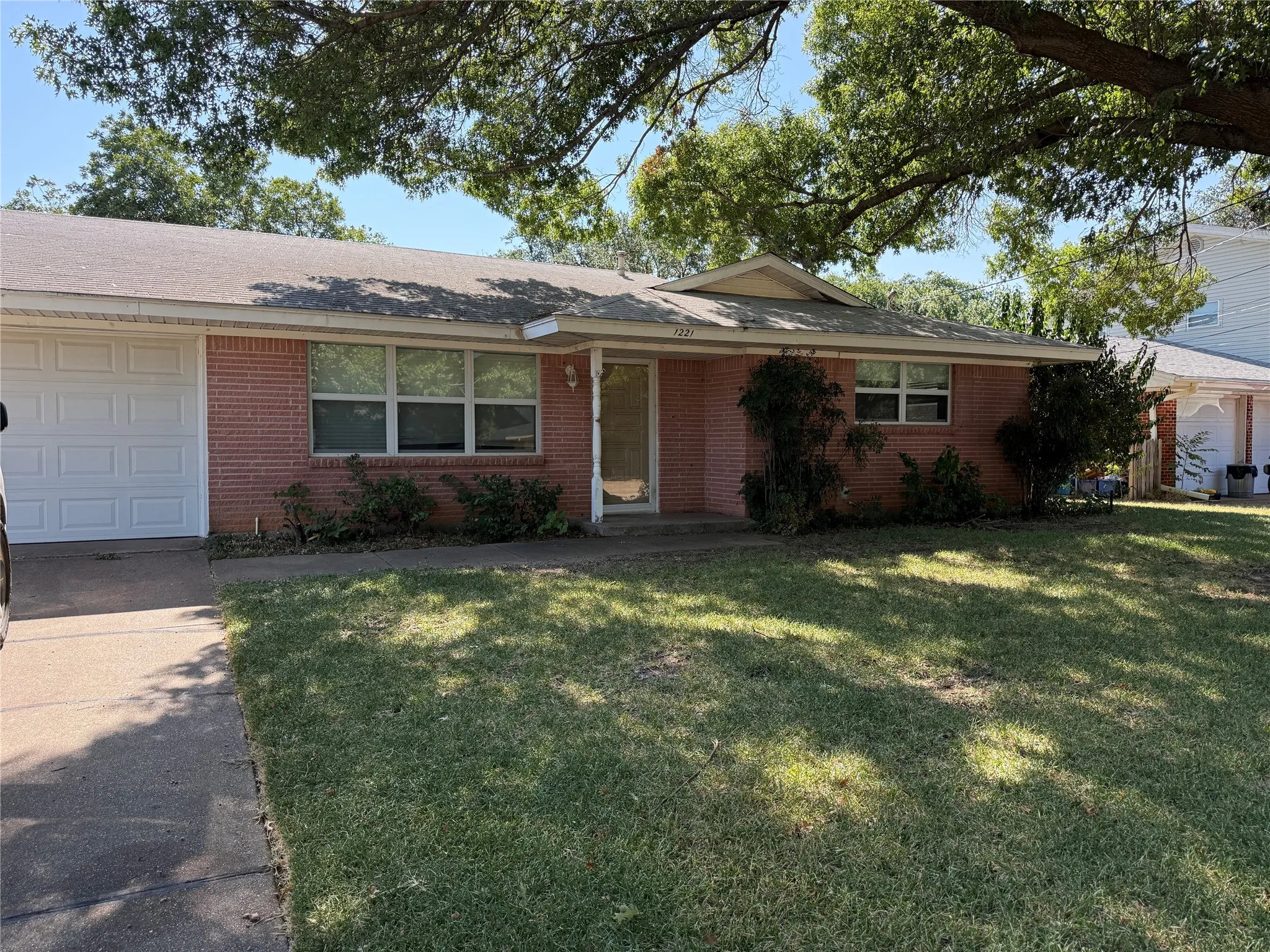 Single Family Residence For Sale in Tarrant County , 1221 Wade Hampton Street, Benbrook, Texas 76126, 3 Bedroom, 2 Bathroom, 2 Garage spaces, 2,425 Sqft, built in 1964, mls#21393136, Real Estate Agent in Benbrook, Homes For Sale in Tarrant county, Homes For Sale in Benbrook, Realtor in Benbrook Texas, Real Estate Brokerage Independent Realty Texas, Luminita Cordes Realtor