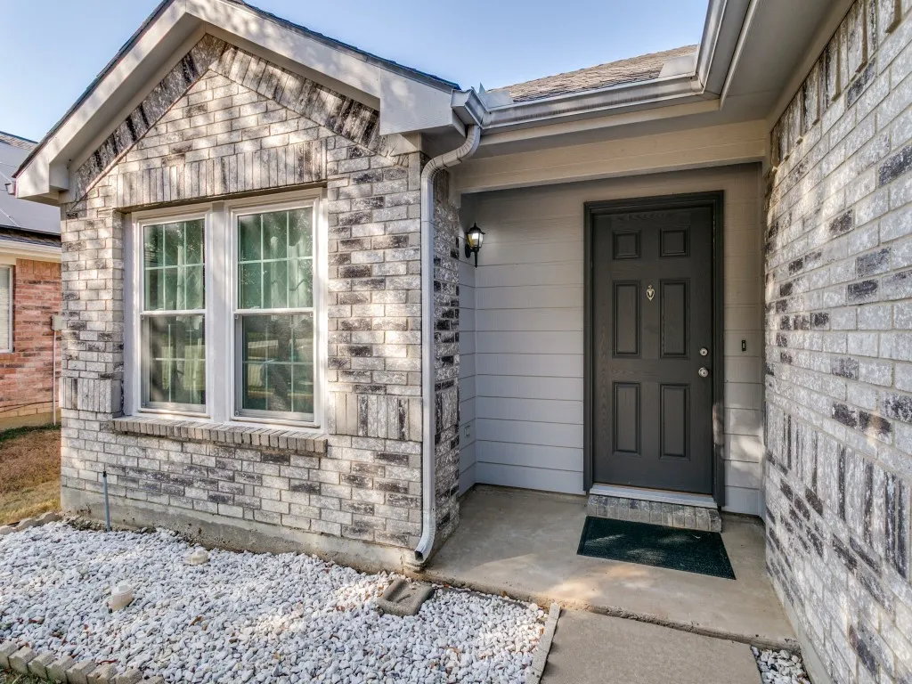 Single Family Residence For Sale in Dallas County , 5714 Firethorn Drive, Dallas, Texas 75249, 3 Bedroom, 2 Bathroom, 2 Garage spaces, 1,260 Sqft, built in 2004, mls#21398028, Real Estate Agent in Dallas, Homes For Sale in Dallas county, Homes For Sale in Dallas, Realtor in Dallas Texas, Real Estate Brokerage Independent Realty Texas, Luminita Cordes Realtor
