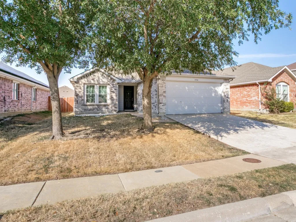 Single Family Residence For Sale in Dallas County , 5714 Firethorn Drive, Dallas, Texas 75249, 3 Bedroom, 2 Bathroom, 2 Garage spaces, 1,260 Sqft, built in 2004, mls#21398028, Real Estate Agent in Dallas, Homes For Sale in Dallas county, Homes For Sale in Dallas, Realtor in Dallas Texas, Real Estate Brokerage Independent Realty Texas, Luminita Cordes Realtor