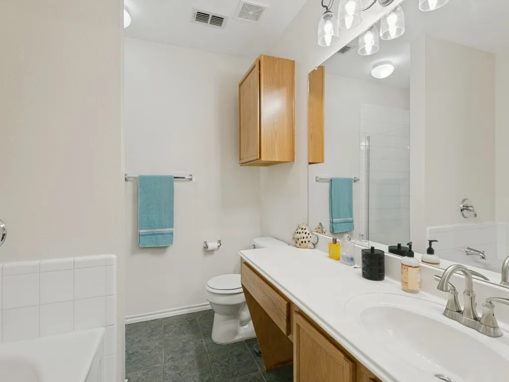 Single Family Residence For Sale in Dallas County , 5714 Firethorn Drive, Dallas, Texas 75249, 3 Bedroom, 2 Bathroom, 2 Garage spaces, 1,260 Sqft, built in 2004, mls#21398028, Real Estate Agent in Dallas, Homes For Sale in Dallas county, Homes For Sale in Dallas, Realtor in Dallas Texas, Real Estate Brokerage Independent Realty Texas, Luminita Cordes Realtor