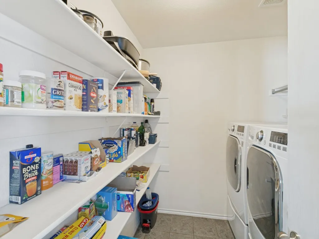 Single Family Residence For Sale in Dallas County , 5714 Firethorn Drive, Dallas, Texas 75249, 3 Bedroom, 2 Bathroom, 2 Garage spaces, 1,260 Sqft, built in 2004, mls#21398028, Real Estate Agent in Dallas, Homes For Sale in Dallas county, Homes For Sale in Dallas, Realtor in Dallas Texas, Real Estate Brokerage Independent Realty Texas, Luminita Cordes Realtor