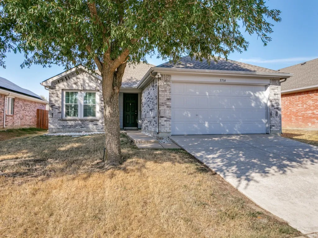 Single Family Residence For Sale in Dallas County , 5714 Firethorn Drive, Dallas, Texas 75249, 3 Bedroom, 2 Bathroom, 2 Garage spaces, 1,260 Sqft, built in 2004, mls#21398028, Real Estate Agent in Dallas, Homes For Sale in Dallas county, Homes For Sale in Dallas, Realtor in Dallas Texas, Real Estate Brokerage Independent Realty Texas, Luminita Cordes Realtor