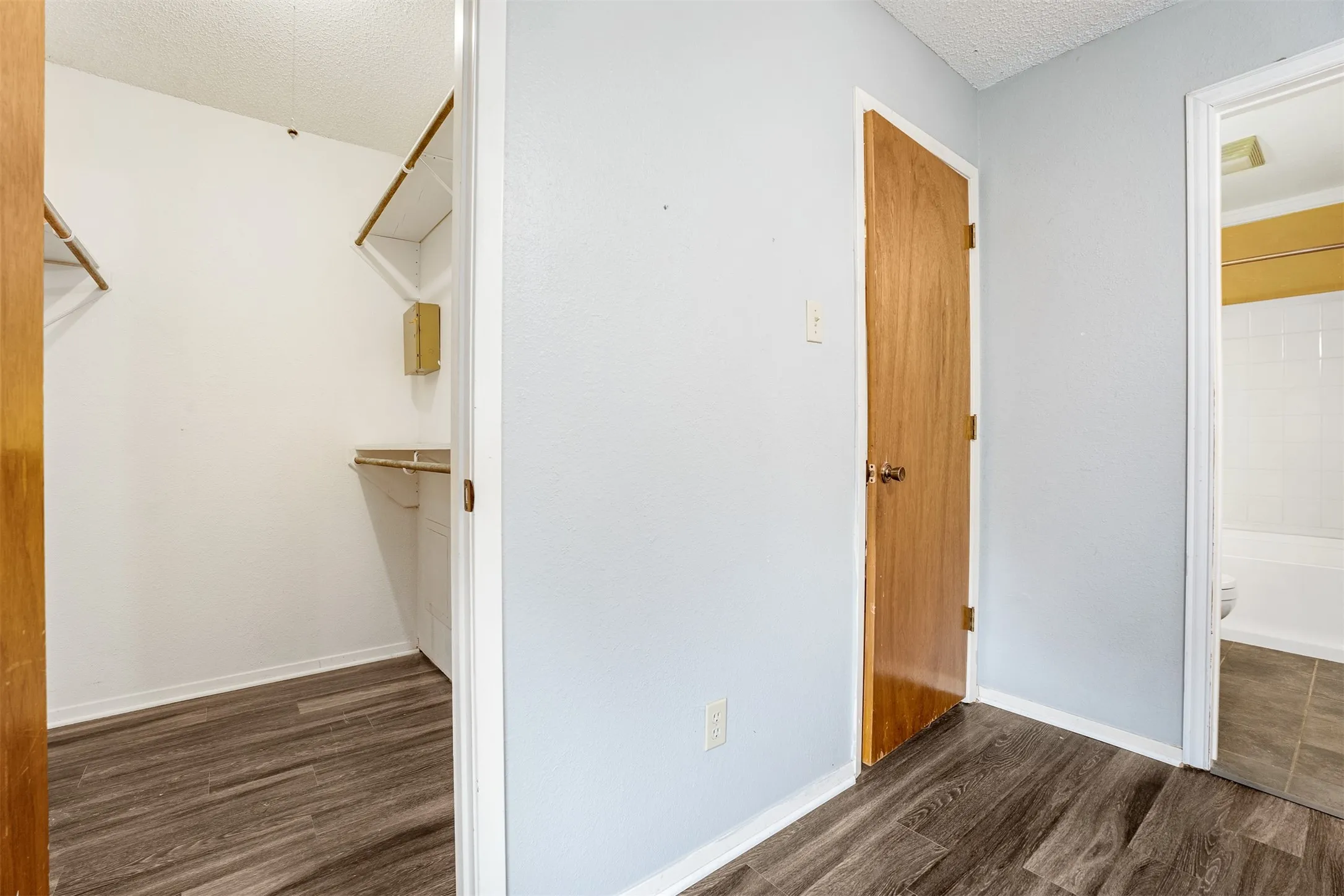 Duplex For Rent in Tarrant County , 7044 Crosstimbers Lane, North Richland Hills, Texas 76182, 2 Bedroom, 2 Bathroom, 1 Garage spaces, 1,123 Sqft, built in 1983, mls#21398128, Real Estate Agent in North Richland Hills, Homes For Rent in Tarrant county, Homes For Rent in North Richland Hills, Realtor in North Richland Hills Texas, Real Estate Brokerage Independent Realty Texas, Luminita Cordes Realtor