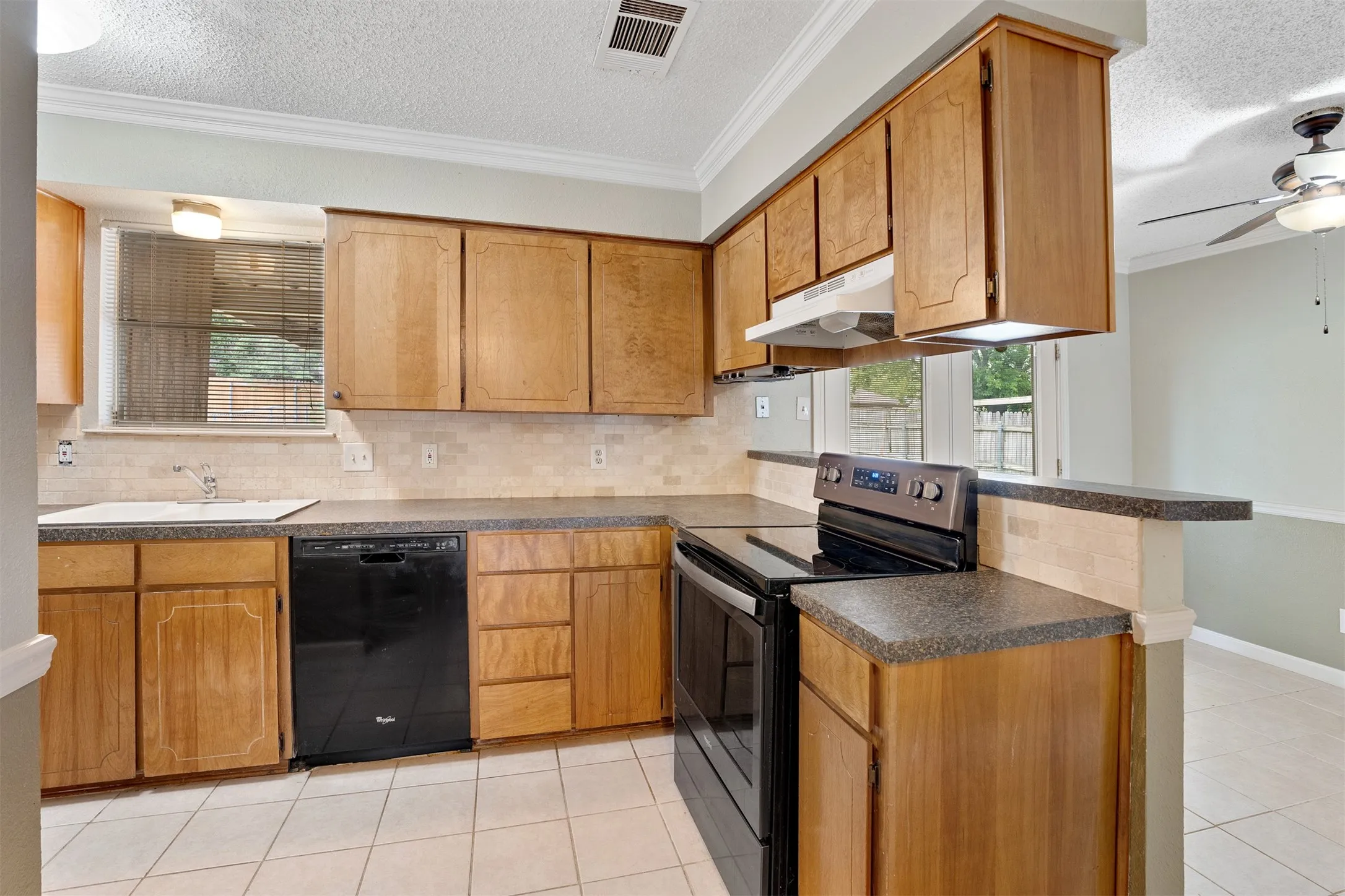 Duplex For Rent in Tarrant County , 7044 Crosstimbers Lane, North Richland Hills, Texas 76182, 2 Bedroom, 2 Bathroom, 1 Garage spaces, 1,123 Sqft, built in 1983, mls#21398128, Real Estate Agent in North Richland Hills, Homes For Rent in Tarrant county, Homes For Rent in North Richland Hills, Realtor in North Richland Hills Texas, Real Estate Brokerage Independent Realty Texas, Luminita Cordes Realtor