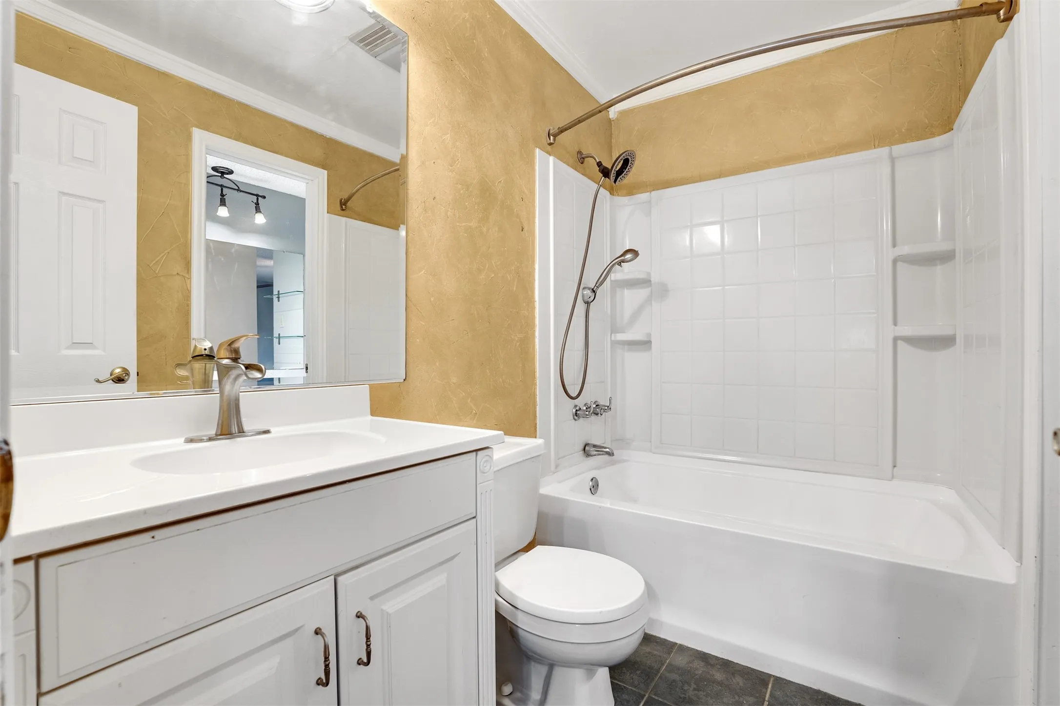 Duplex For Rent in Tarrant County , 7044 Crosstimbers Lane, North Richland Hills, Texas 76182, 2 Bedroom, 2 Bathroom, 1 Garage spaces, 1,123 Sqft, built in 1983, mls#21398128, Real Estate Agent in North Richland Hills, Homes For Rent in Tarrant county, Homes For Rent in North Richland Hills, Realtor in North Richland Hills Texas, Real Estate Brokerage Independent Realty Texas, Luminita Cordes Realtor