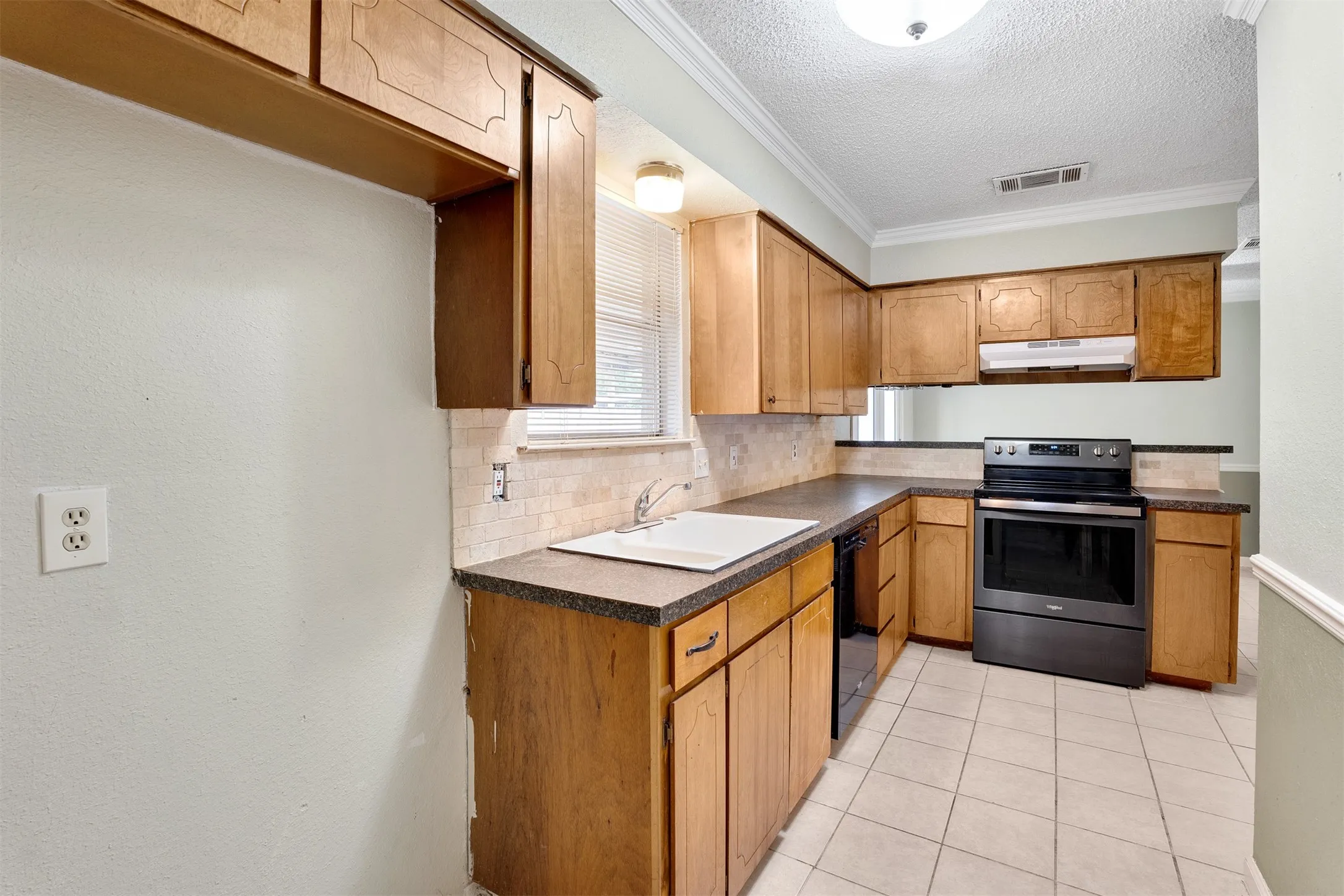 Duplex For Rent in Tarrant County , 7044 Crosstimbers Lane, North Richland Hills, Texas 76182, 2 Bedroom, 2 Bathroom, 1 Garage spaces, 1,123 Sqft, built in 1983, mls#21398128, Real Estate Agent in North Richland Hills, Homes For Rent in Tarrant county, Homes For Rent in North Richland Hills, Realtor in North Richland Hills Texas, Real Estate Brokerage Independent Realty Texas, Luminita Cordes Realtor