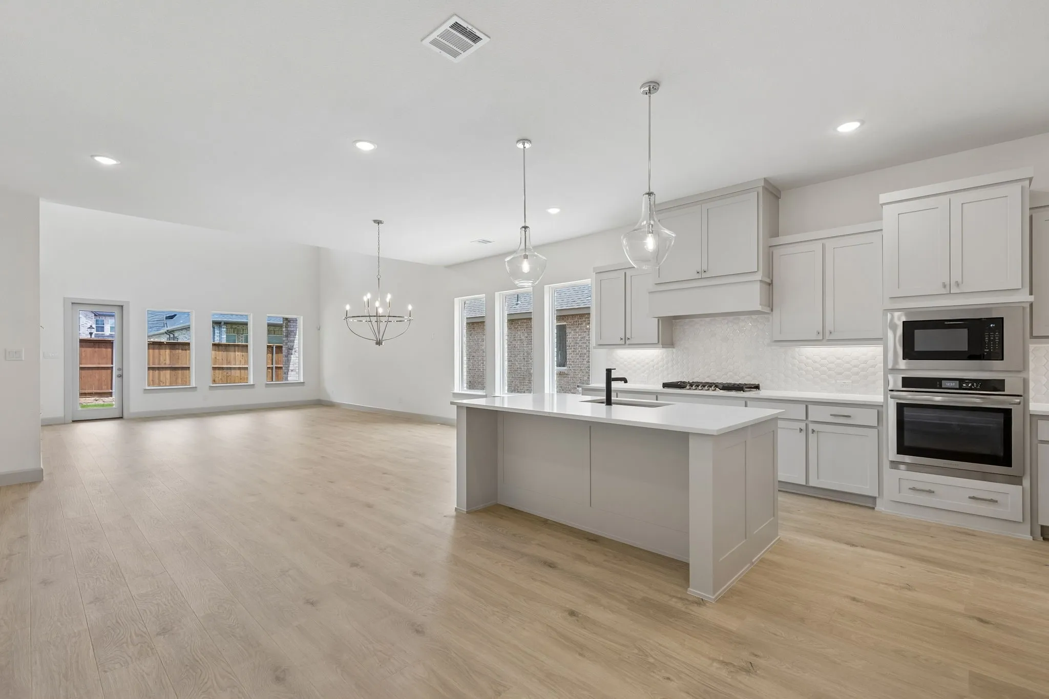 Our Royale plan pairs beautiful finishes with functional design to create your dream kitchen!