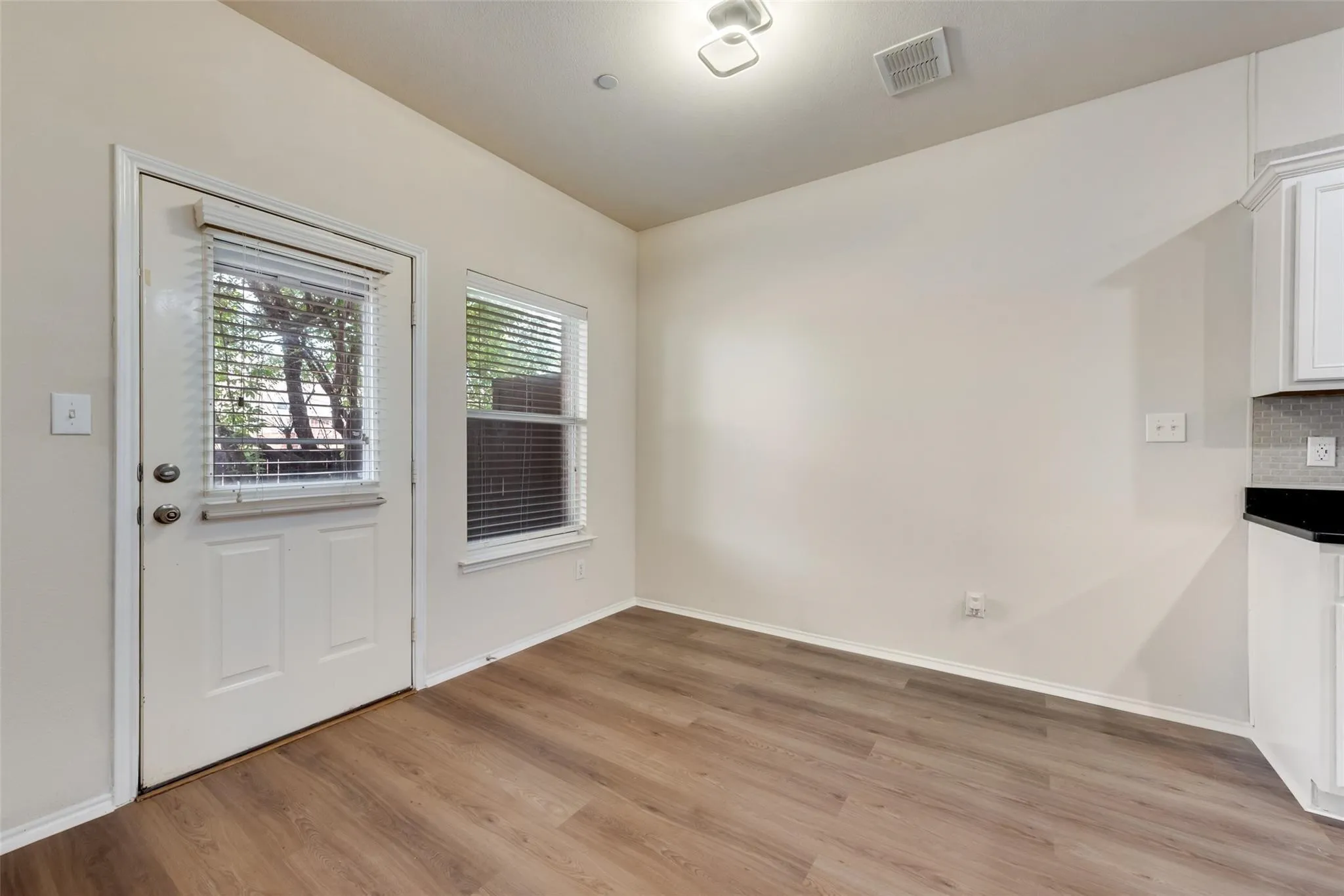 Townhouse For Rent in Collin County , 4541 Woodsboro Lane, Plano, Texas 75024, 3 Bedroom, 3 Bathroom, 2 Garage spaces, 1,549 Sqft, built in 2004, mls#21397185, Real Estate Agent in Plano, Homes For Rent in Collin county, Homes For Rent in Plano, Realtor in Plano Texas, Real Estate Brokerage Independent Realty Texas, Luminita Cordes Realtor