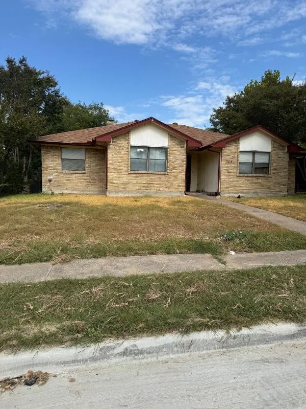 Single Family Residence For Sale in Dallas County , 705 Angle Ridge Circle, Garland, Texas 75043, 3 Bedroom, 2 Bathroom, 2 Garage spaces, 1,365 Sqft, built in 1977, mls#21397987, Real Estate Agent in Garland, Homes For Sale in Dallas county, Homes For Sale in Garland, Realtor in Garland Texas, Real Estate Brokerage Independent Realty Texas, Luminita Cordes Realtor