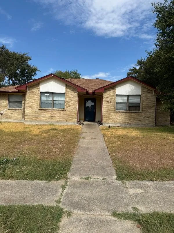 Single Family Residence For Sale in Dallas County , 705 Angle Ridge Circle, Garland, Texas 75043, 3 Bedroom, 2 Bathroom, 2 Garage spaces, 1,365 Sqft, built in 1977, mls#21397987, Real Estate Agent in Garland, Homes For Sale in Dallas county, Homes For Sale in Garland, Realtor in Garland Texas, Real Estate Brokerage Independent Realty Texas, Luminita Cordes Realtor