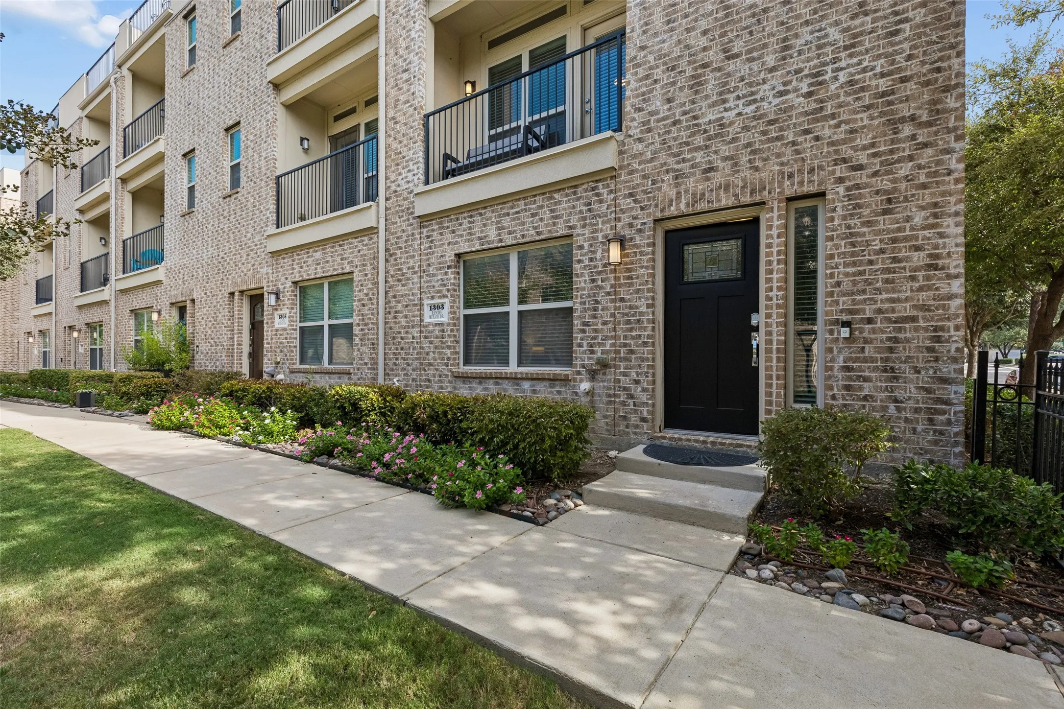 Townhouse For Sale in Dallas County , 1303 Rancho Mirage Drive, Dallas, Texas 75204, 2 Bedroom, 3 Bathroom, 2 Garage spaces, 1,790 Sqft, built in 2014, mls#21398044, Real Estate Agent in Dallas, Homes For Sale in Dallas county, Homes For Sale in Dallas, Realtor in Dallas Texas, Real Estate Brokerage Independent Realty Texas, Luminita Cordes Realtor