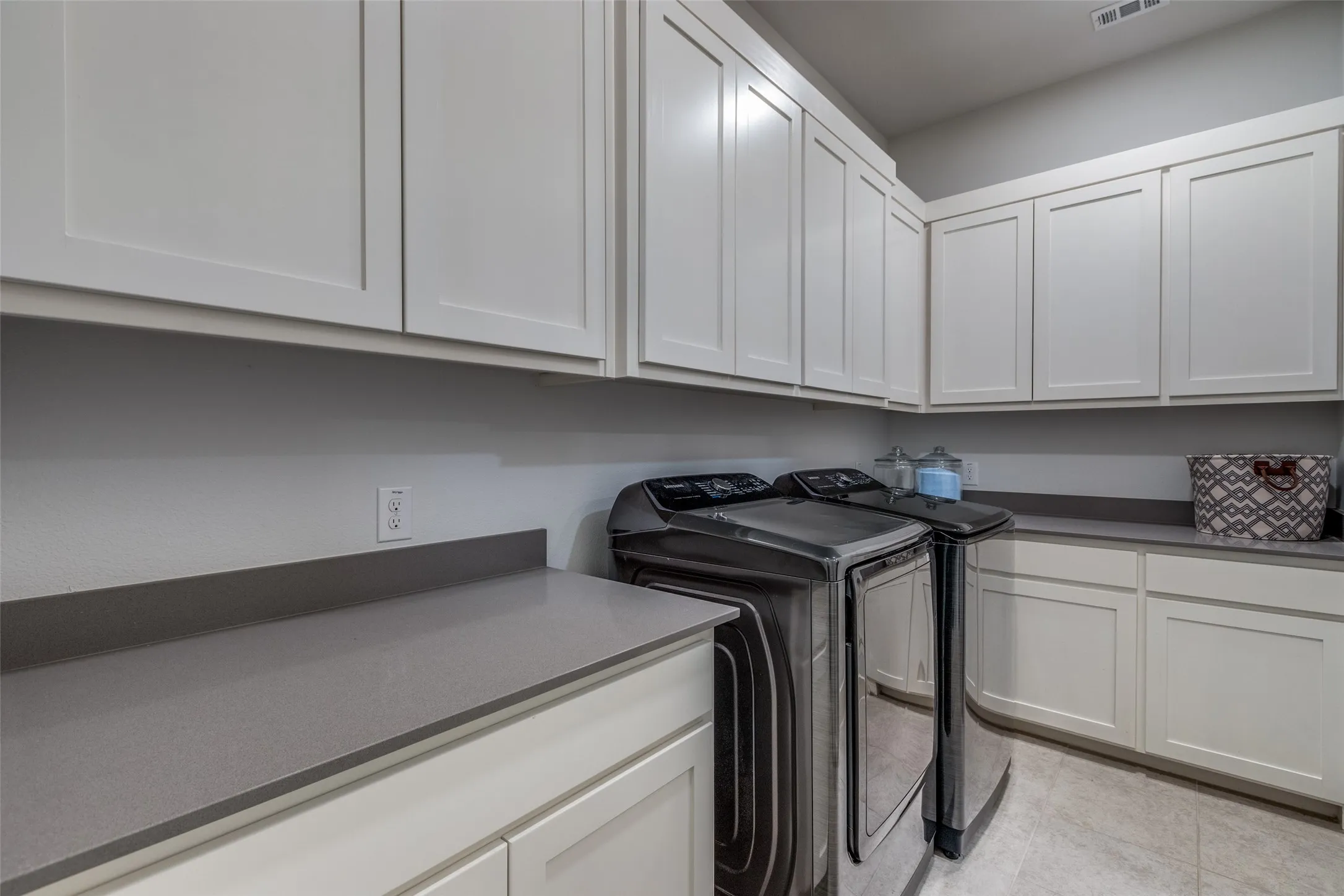 Single Family Residence For Sale in Grayson County , 1224 Karsten Ridge Pass, Gunter, Texas 75058, 4 Bedroom, 5 Bathroom, 3 Garage spaces, 4,005 Sqft, built in 2022, mls#21398125, Real Estate Agent in Gunter, Homes For Sale in Grayson county, Homes For Sale in Gunter, Realtor in Gunter Texas, Real Estate Brokerage Independent Realty Texas, Luminita Cordes Realtor