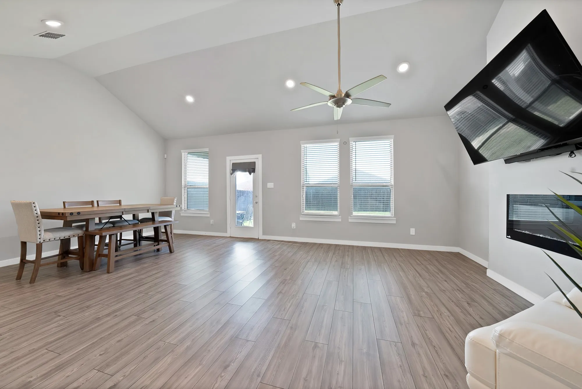 Single Family Residence For Sale in Tarrant County , 10541 Big Lagoon Drive, Fort Worth, Texas 76179, 5 Bedroom, 3 Bathroom, 2 Garage spaces, 2,958 Sqft, built in 2021, mls#21396739, Real Estate Agent in Fort Worth, Homes For Sale in Tarrant county, Homes For Sale in Fort Worth, Realtor in Fort Worth Texas, Real Estate Brokerage Independent Realty Texas, Luminita Cordes Realtor
