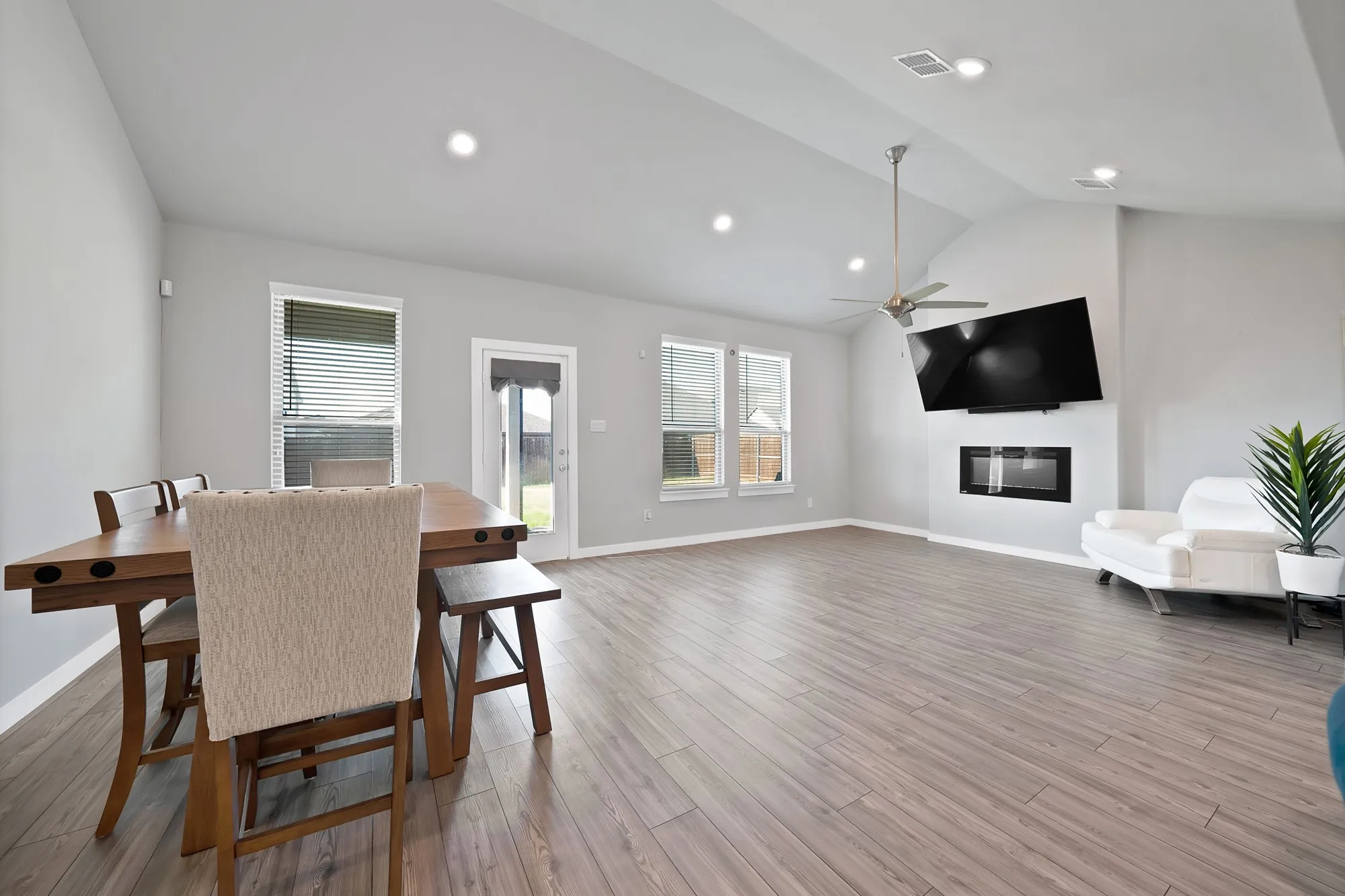 Single Family Residence For Sale in Tarrant County , 10541 Big Lagoon Drive, Fort Worth, Texas 76179, 5 Bedroom, 3 Bathroom, 2 Garage spaces, 2,958 Sqft, built in 2021, mls#21396739, Real Estate Agent in Fort Worth, Homes For Sale in Tarrant county, Homes For Sale in Fort Worth, Realtor in Fort Worth Texas, Real Estate Brokerage Independent Realty Texas, Luminita Cordes Realtor