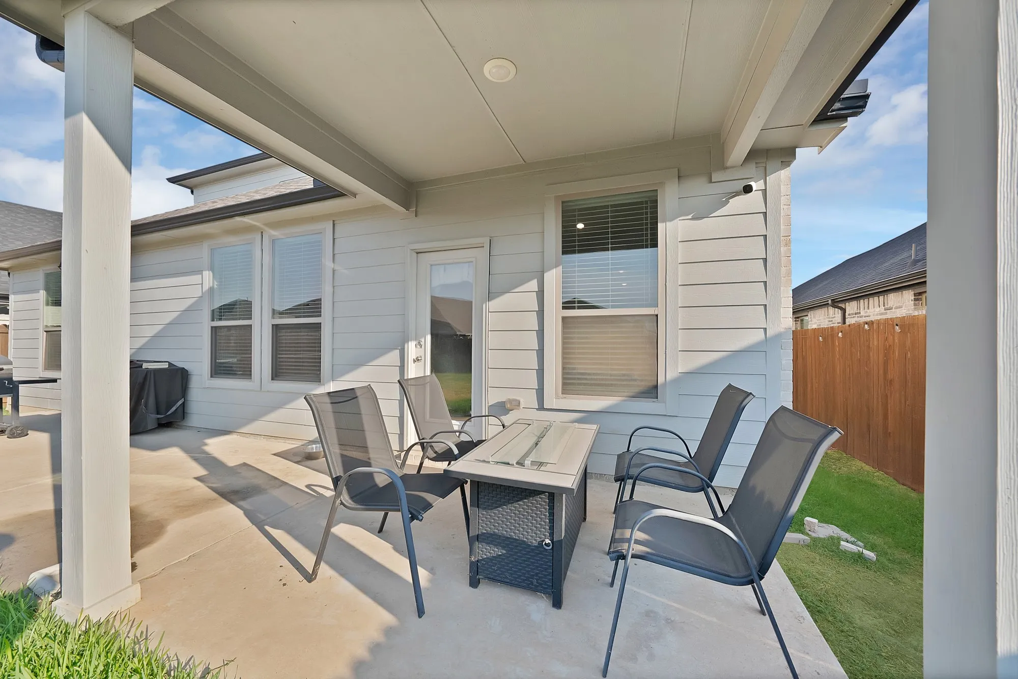 Single Family Residence For Sale in Tarrant County , 10541 Big Lagoon Drive, Fort Worth, Texas 76179, 5 Bedroom, 3 Bathroom, 2 Garage spaces, 2,958 Sqft, built in 2021, mls#21396739, Real Estate Agent in Fort Worth, Homes For Sale in Tarrant county, Homes For Sale in Fort Worth, Realtor in Fort Worth Texas, Real Estate Brokerage Independent Realty Texas, Luminita Cordes Realtor