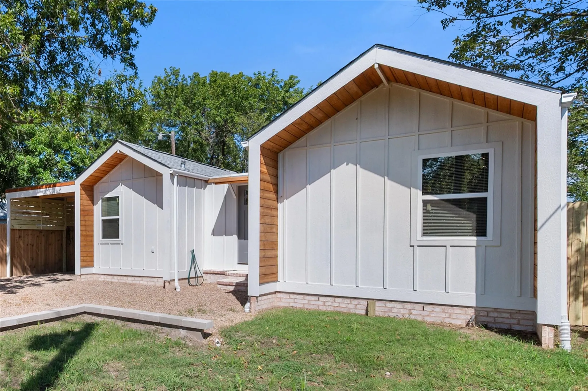 Single Family Residence For Sale in Limestone County , 717 Alice Street, Mexia, Texas 76667, 2 Bedroom, 2 Bathroom, Garage spaces, 700 Sqft, built in 2025, mls#21398157, Real Estate Agent in Mexia, Homes For Sale in Limestone county, Homes For Sale in Mexia, Realtor in Mexia Texas, Real Estate Brokerage Independent Realty Texas, Luminita Cordes Realtor