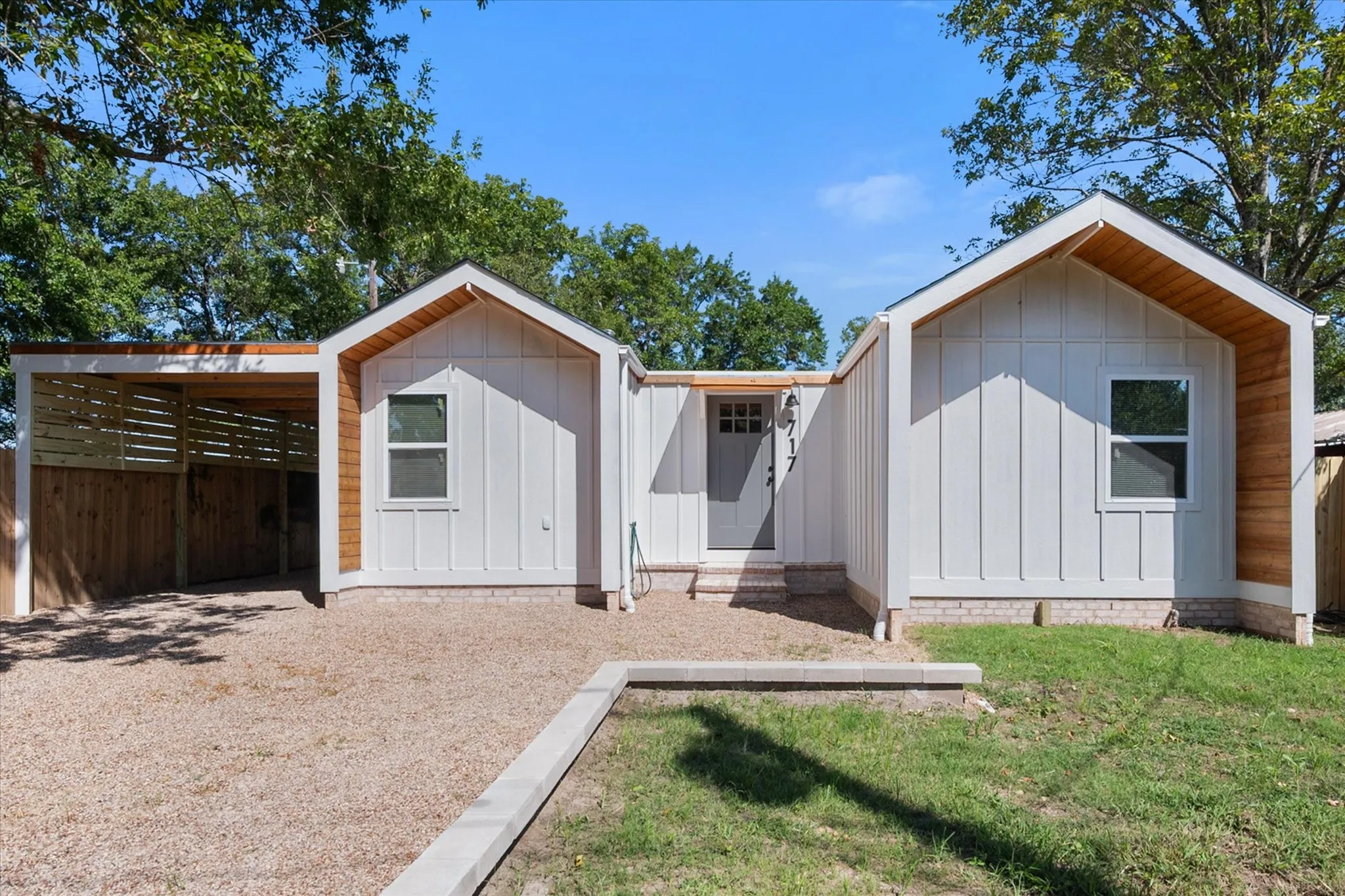 Single Family Residence For Sale in Limestone County , 717 Alice Street, Mexia, Texas 76667, 2 Bedroom, 2 Bathroom, Garage spaces, 700 Sqft, built in 2025, mls#21398157, Real Estate Agent in Mexia, Homes For Sale in Limestone county, Homes For Sale in Mexia, Realtor in Mexia Texas, Real Estate Brokerage Independent Realty Texas, Luminita Cordes Realtor