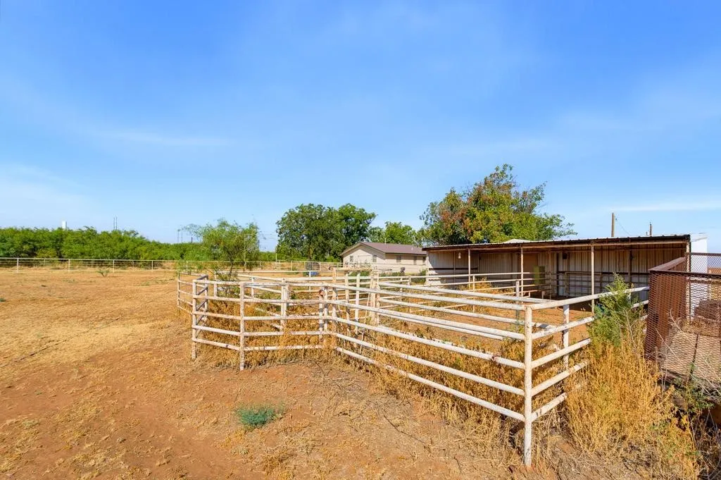 Single Family Residence For Sale in Fisher County , 508 N Water Street, Roby, Texas 79543, 5 Bedroom, 3 Bathroom, Garage spaces, 2,447 Sqft, built in 1960, mls#21395099, Real Estate Agent in Roby, Homes For Sale in Fisher county, Homes For Sale in Roby, Realtor in Roby Texas, Real Estate Brokerage Independent Realty Texas, Luminita Cordes Realtor
