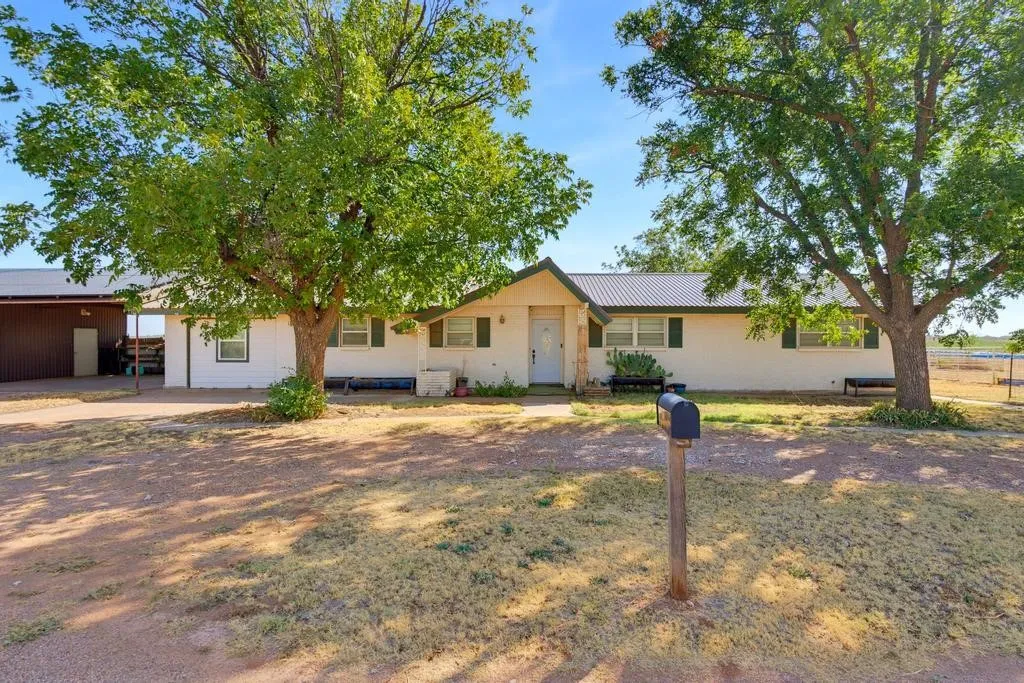 Single Family Residence For Sale in Fisher County , 508 N Water Street, Roby, Texas 79543, 5 Bedroom, 3 Bathroom, Garage spaces, 2,447 Sqft, built in 1960, mls#21395099, Real Estate Agent in Roby, Homes For Sale in Fisher county, Homes For Sale in Roby, Realtor in Roby Texas, Real Estate Brokerage Independent Realty Texas, Luminita Cordes Realtor