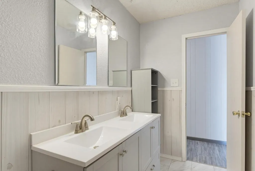 Single Family Residence For Sale in Fisher County , 508 N Water Street, Roby, Texas 79543, 5 Bedroom, 3 Bathroom, Garage spaces, 2,447 Sqft, built in 1960, mls#21395099, Real Estate Agent in Roby, Homes For Sale in Fisher county, Homes For Sale in Roby, Realtor in Roby Texas, Real Estate Brokerage Independent Realty Texas, Luminita Cordes Realtor