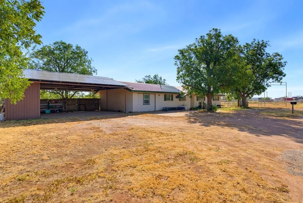 Single Family Residence For Sale in Fisher County , 508 N Water Street, Roby, Texas 79543, 5 Bedroom, 3 Bathroom, Garage spaces, 2,447 Sqft, built in 1960, mls#21395099, Real Estate Agent in Roby, Homes For Sale in Fisher county, Homes For Sale in Roby, Realtor in Roby Texas, Real Estate Brokerage Independent Realty Texas, Luminita Cordes Realtor