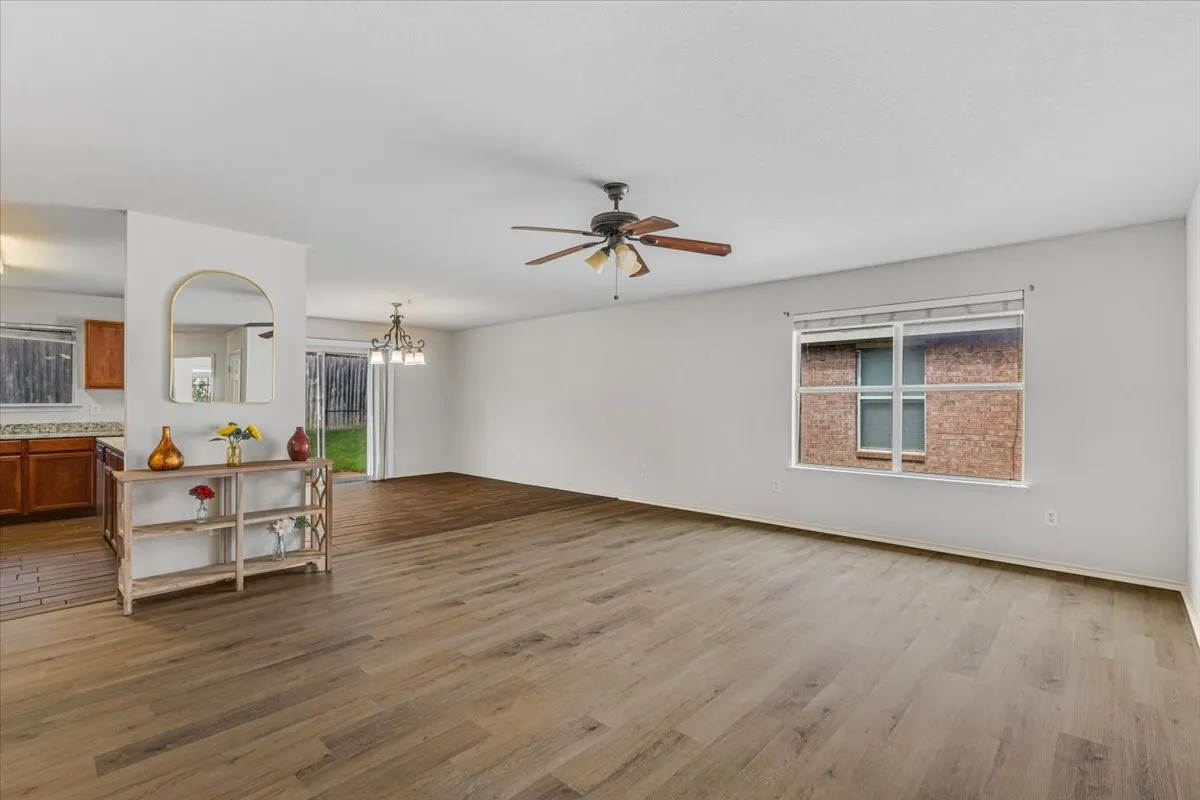 Single Family Residence For Sale in Tarrant County , 10333 Bear Hollow Drive, Fort Worth, Texas 76244, 3 Bedroom, 2 Bathroom, 2 Garage spaces, 1,637 Sqft, built in 2005, mls#21398175, Real Estate Agent in Fort Worth, Homes For Sale in Tarrant county, Homes For Sale in Fort Worth, Realtor in Fort Worth Texas, Real Estate Brokerage Independent Realty Texas, Luminita Cordes Realtor