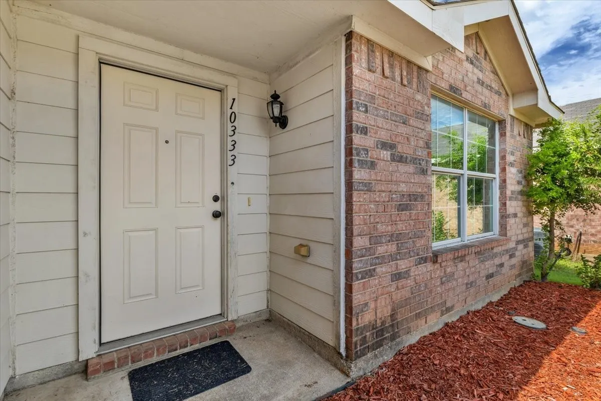 Single Family Residence For Sale in Tarrant County , 10333 Bear Hollow Drive, Fort Worth, Texas 76244, 3 Bedroom, 2 Bathroom, 2 Garage spaces, 1,637 Sqft, built in 2005, mls#21398175, Real Estate Agent in Fort Worth, Homes For Sale in Tarrant county, Homes For Sale in Fort Worth, Realtor in Fort Worth Texas, Real Estate Brokerage Independent Realty Texas, Luminita Cordes Realtor