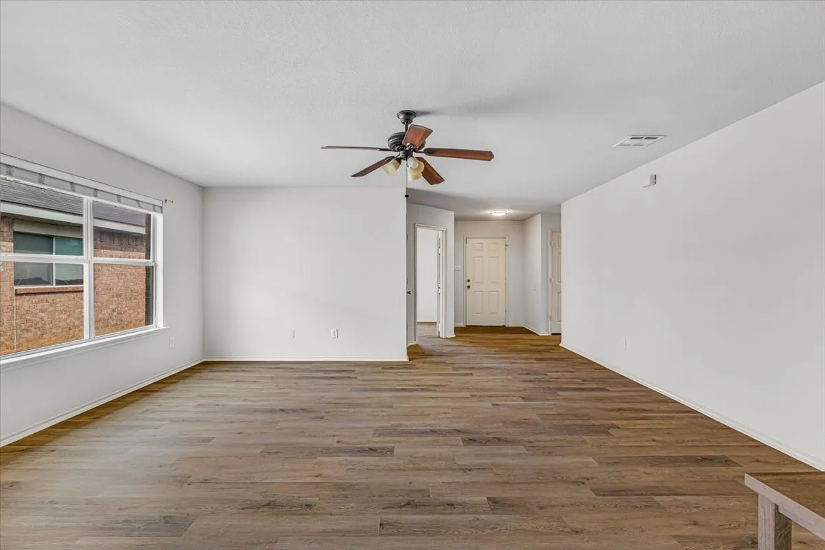 Single Family Residence For Sale in Tarrant County , 10333 Bear Hollow Drive, Fort Worth, Texas 76244, 3 Bedroom, 2 Bathroom, 2 Garage spaces, 1,637 Sqft, built in 2005, mls#21398175, Real Estate Agent in Fort Worth, Homes For Sale in Tarrant county, Homes For Sale in Fort Worth, Realtor in Fort Worth Texas, Real Estate Brokerage Independent Realty Texas, Luminita Cordes Realtor
