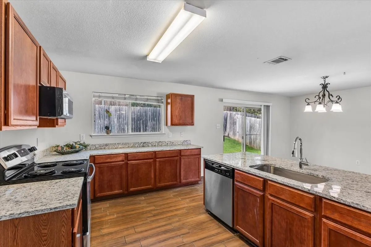 Single Family Residence For Sale in Tarrant County , 10333 Bear Hollow Drive, Fort Worth, Texas 76244, 3 Bedroom, 2 Bathroom, 2 Garage spaces, 1,637 Sqft, built in 2005, mls#21398175, Real Estate Agent in Fort Worth, Homes For Sale in Tarrant county, Homes For Sale in Fort Worth, Realtor in Fort Worth Texas, Real Estate Brokerage Independent Realty Texas, Luminita Cordes Realtor