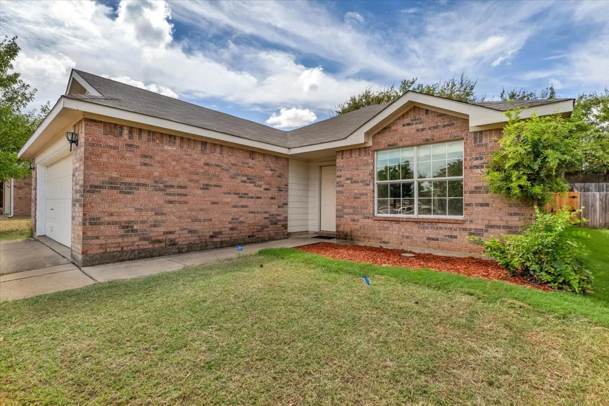 Single Family Residence For Sale in Tarrant County , 10333 Bear Hollow Drive, Fort Worth, Texas 76244, 3 Bedroom, 2 Bathroom, 2 Garage spaces, 1,637 Sqft, built in 2005, mls#21398175, Real Estate Agent in Fort Worth, Homes For Sale in Tarrant county, Homes For Sale in Fort Worth, Realtor in Fort Worth Texas, Real Estate Brokerage Independent Realty Texas, Luminita Cordes Realtor