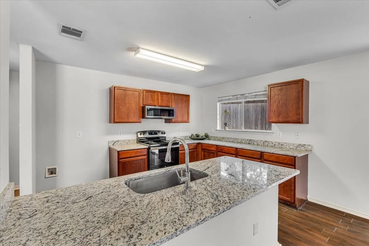 MASSIVE 1-LEVEL COUNTERTOP