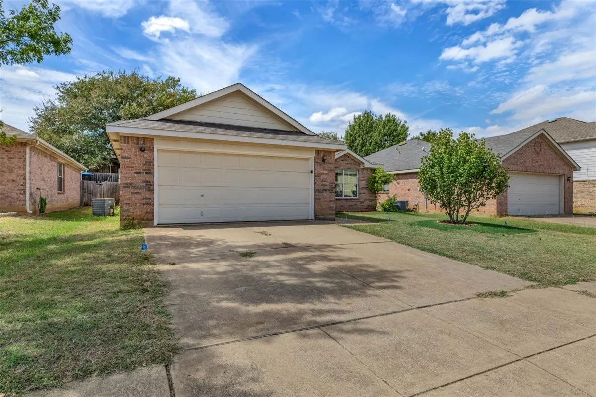 Single Family Residence For Sale in Tarrant County , 10333 Bear Hollow Drive, Fort Worth, Texas 76244, 3 Bedroom, 2 Bathroom, 2 Garage spaces, 1,637 Sqft, built in 2005, mls#21398175, Real Estate Agent in Fort Worth, Homes For Sale in Tarrant county, Homes For Sale in Fort Worth, Realtor in Fort Worth Texas, Real Estate Brokerage Independent Realty Texas, Luminita Cordes Realtor