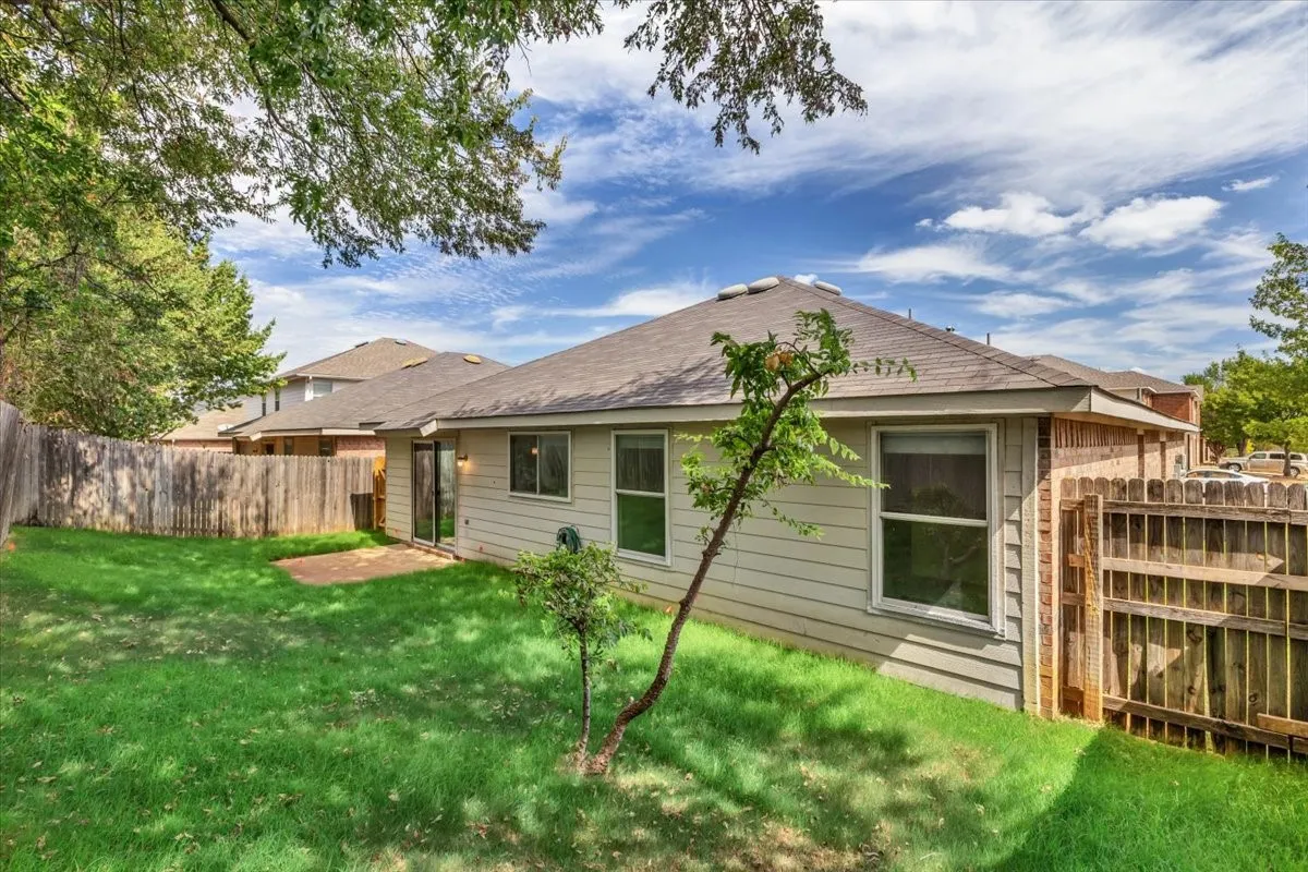 Single Family Residence For Sale in Tarrant County , 10333 Bear Hollow Drive, Fort Worth, Texas 76244, 3 Bedroom, 2 Bathroom, 2 Garage spaces, 1,637 Sqft, built in 2005, mls#21398175, Real Estate Agent in Fort Worth, Homes For Sale in Tarrant county, Homes For Sale in Fort Worth, Realtor in Fort Worth Texas, Real Estate Brokerage Independent Realty Texas, Luminita Cordes Realtor
