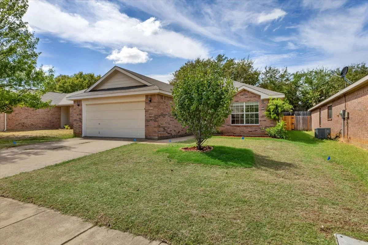 Single Family Residence For Sale in Tarrant County , 10333 Bear Hollow Drive, Fort Worth, Texas 76244, 3 Bedroom, 2 Bathroom, 2 Garage spaces, 1,637 Sqft, built in 2005, mls#21398175, Real Estate Agent in Fort Worth, Homes For Sale in Tarrant county, Homes For Sale in Fort Worth, Realtor in Fort Worth Texas, Real Estate Brokerage Independent Realty Texas, Luminita Cordes Realtor