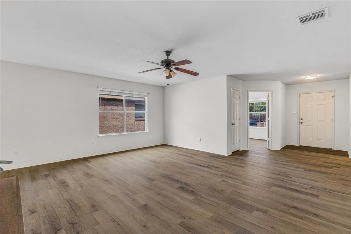 Single Family Residence For Sale in Tarrant County , 10333 Bear Hollow Drive, Fort Worth, Texas 76244, 3 Bedroom, 2 Bathroom, 2 Garage spaces, 1,637 Sqft, built in 2005, mls#21398175, Real Estate Agent in Fort Worth, Homes For Sale in Tarrant county, Homes For Sale in Fort Worth, Realtor in Fort Worth Texas, Real Estate Brokerage Independent Realty Texas, Luminita Cordes Realtor