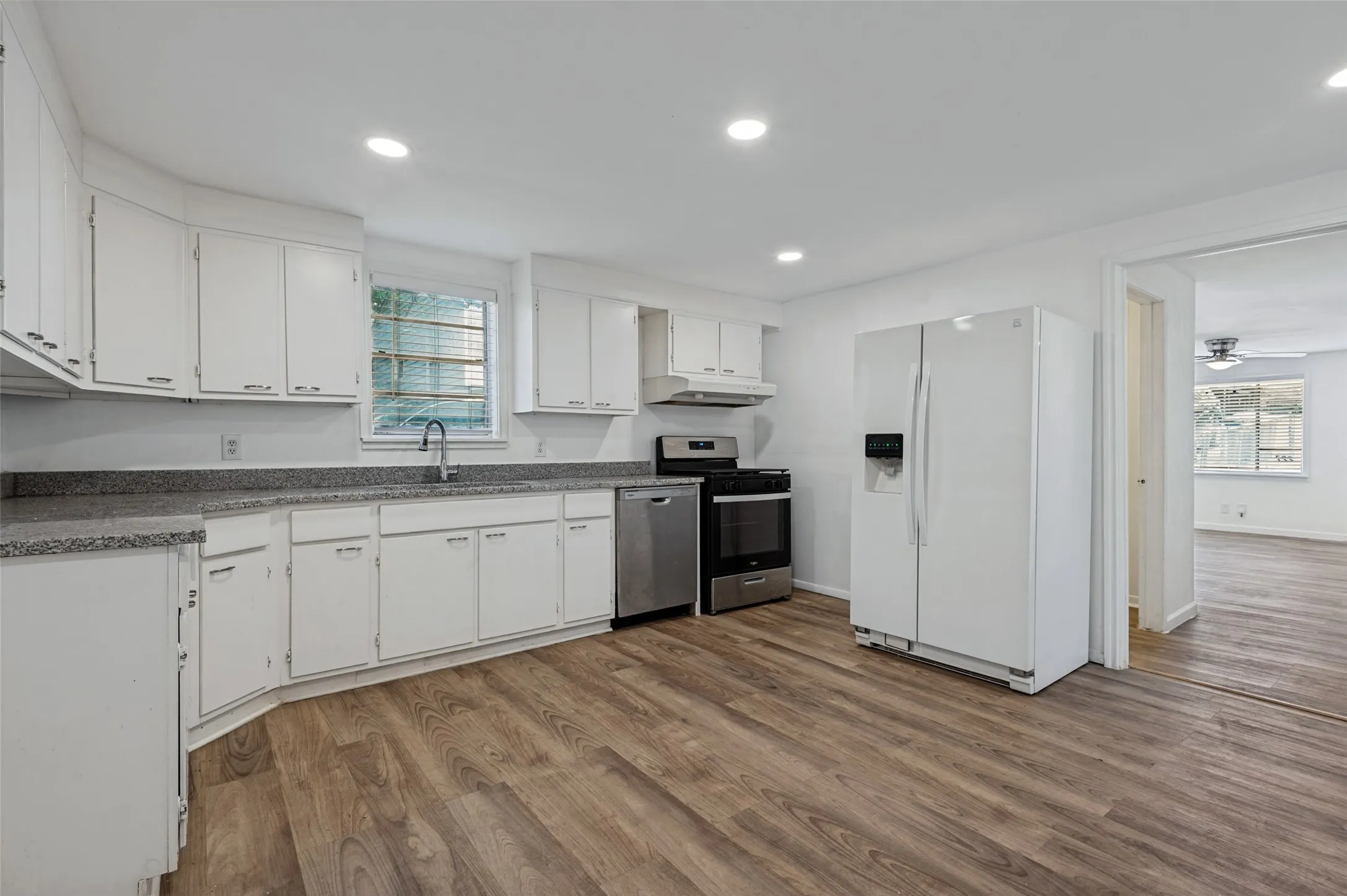 Single Family Residence For Rent in Dallas County , 227 S Justin Avenue, Dallas, Texas 75211, 3 Bedroom, 1 Bathroom, Garage spaces, 1,170 Sqft, built in 1962, mls#21398159, Real Estate Agent in Dallas, Homes For Rent in Dallas county, Homes For Rent in Dallas, Realtor in Dallas Texas, Real Estate Brokerage Independent Realty Texas, Luminita Cordes Realtor