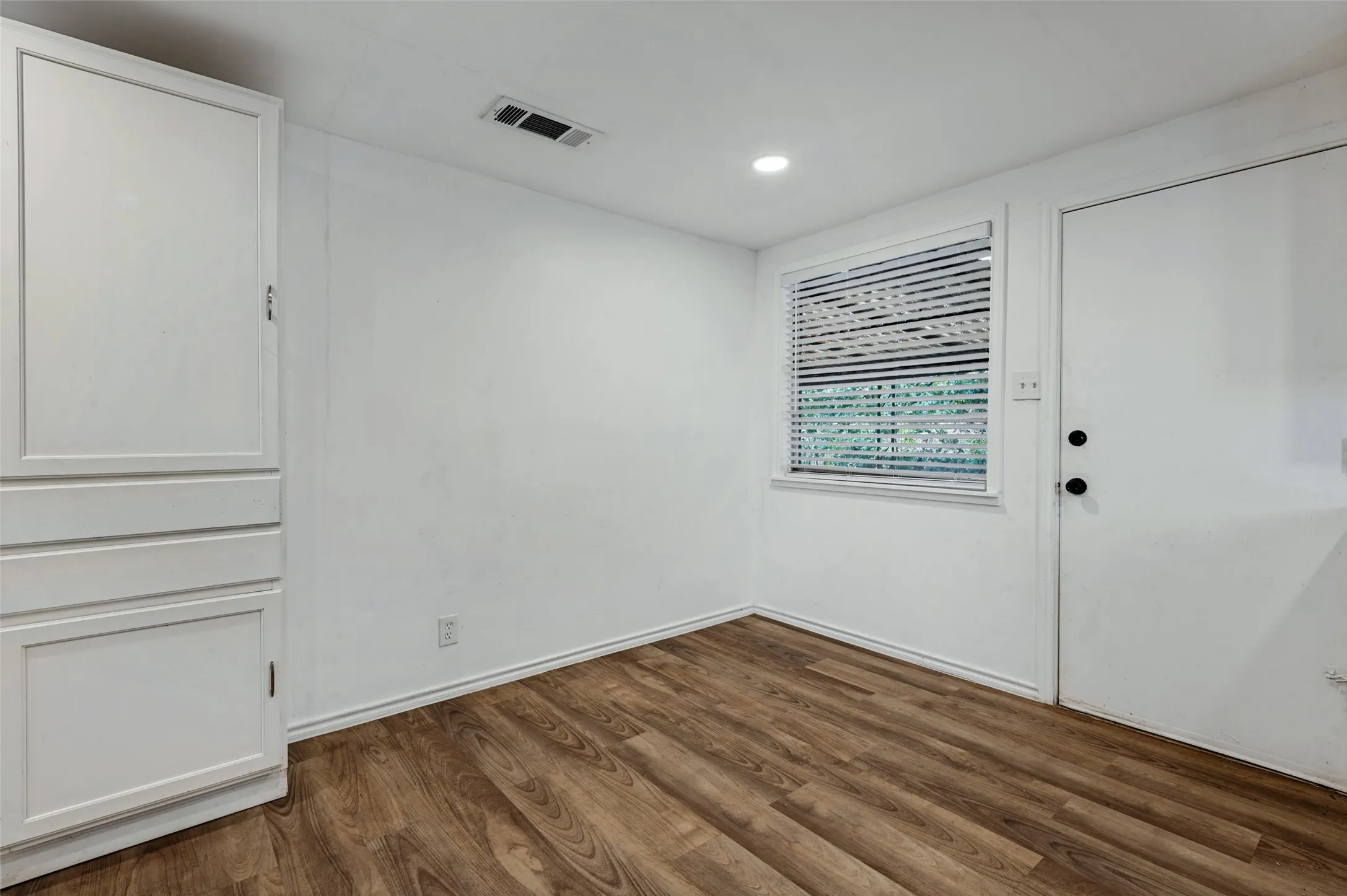Single Family Residence For Rent in Dallas County , 227 S Justin Avenue, Dallas, Texas 75211, 3 Bedroom, 1 Bathroom, Garage spaces, 1,170 Sqft, built in 1962, mls#21398159, Real Estate Agent in Dallas, Homes For Rent in Dallas county, Homes For Rent in Dallas, Realtor in Dallas Texas, Real Estate Brokerage Independent Realty Texas, Luminita Cordes Realtor
