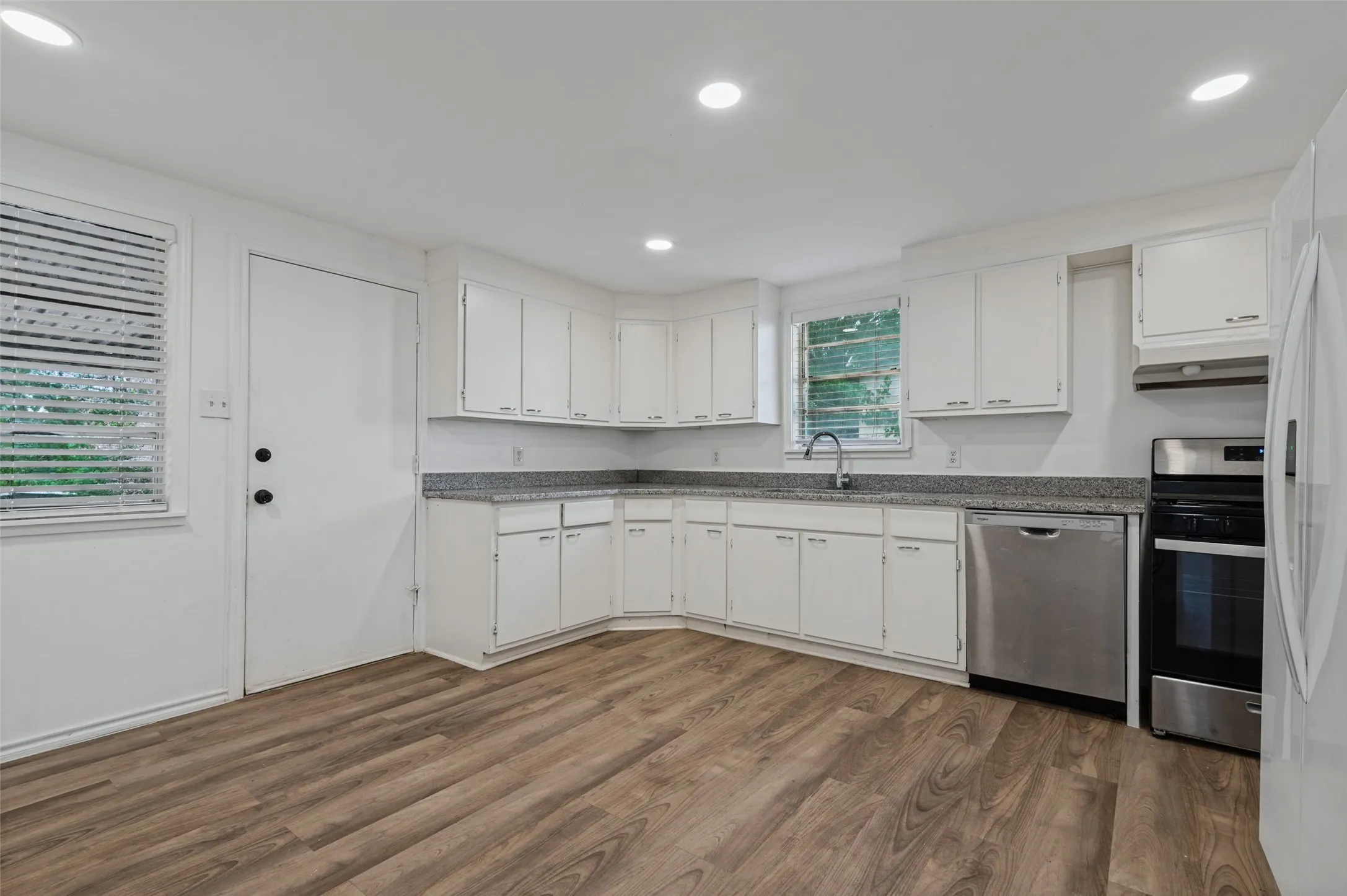 Single Family Residence For Rent in Dallas County , 227 S Justin Avenue, Dallas, Texas 75211, 3 Bedroom, 1 Bathroom, Garage spaces, 1,170 Sqft, built in 1962, mls#21398159, Real Estate Agent in Dallas, Homes For Rent in Dallas county, Homes For Rent in Dallas, Realtor in Dallas Texas, Real Estate Brokerage Independent Realty Texas, Luminita Cordes Realtor
