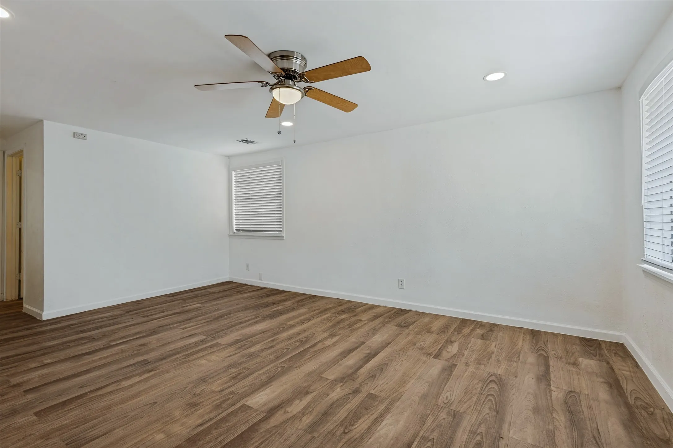 Single Family Residence For Rent in Dallas County , 227 S Justin Avenue, Dallas, Texas 75211, 3 Bedroom, 1 Bathroom, Garage spaces, 1,170 Sqft, built in 1962, mls#21398159, Real Estate Agent in Dallas, Homes For Rent in Dallas county, Homes For Rent in Dallas, Realtor in Dallas Texas, Real Estate Brokerage Independent Realty Texas, Luminita Cordes Realtor