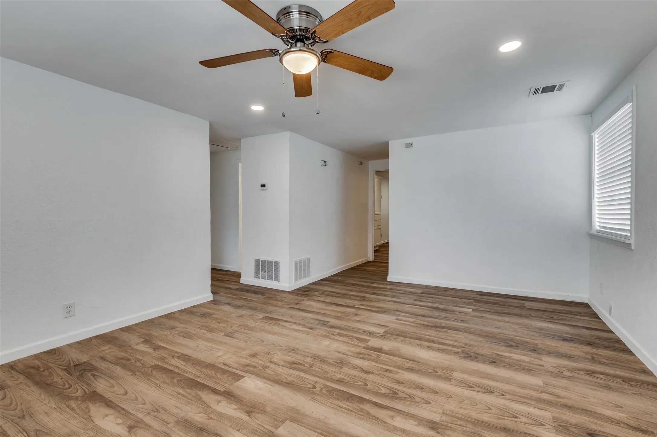 Single Family Residence For Rent in Dallas County , 227 S Justin Avenue, Dallas, Texas 75211, 3 Bedroom, 1 Bathroom, Garage spaces, 1,170 Sqft, built in 1962, mls#21398159, Real Estate Agent in Dallas, Homes For Rent in Dallas county, Homes For Rent in Dallas, Realtor in Dallas Texas, Real Estate Brokerage Independent Realty Texas, Luminita Cordes Realtor