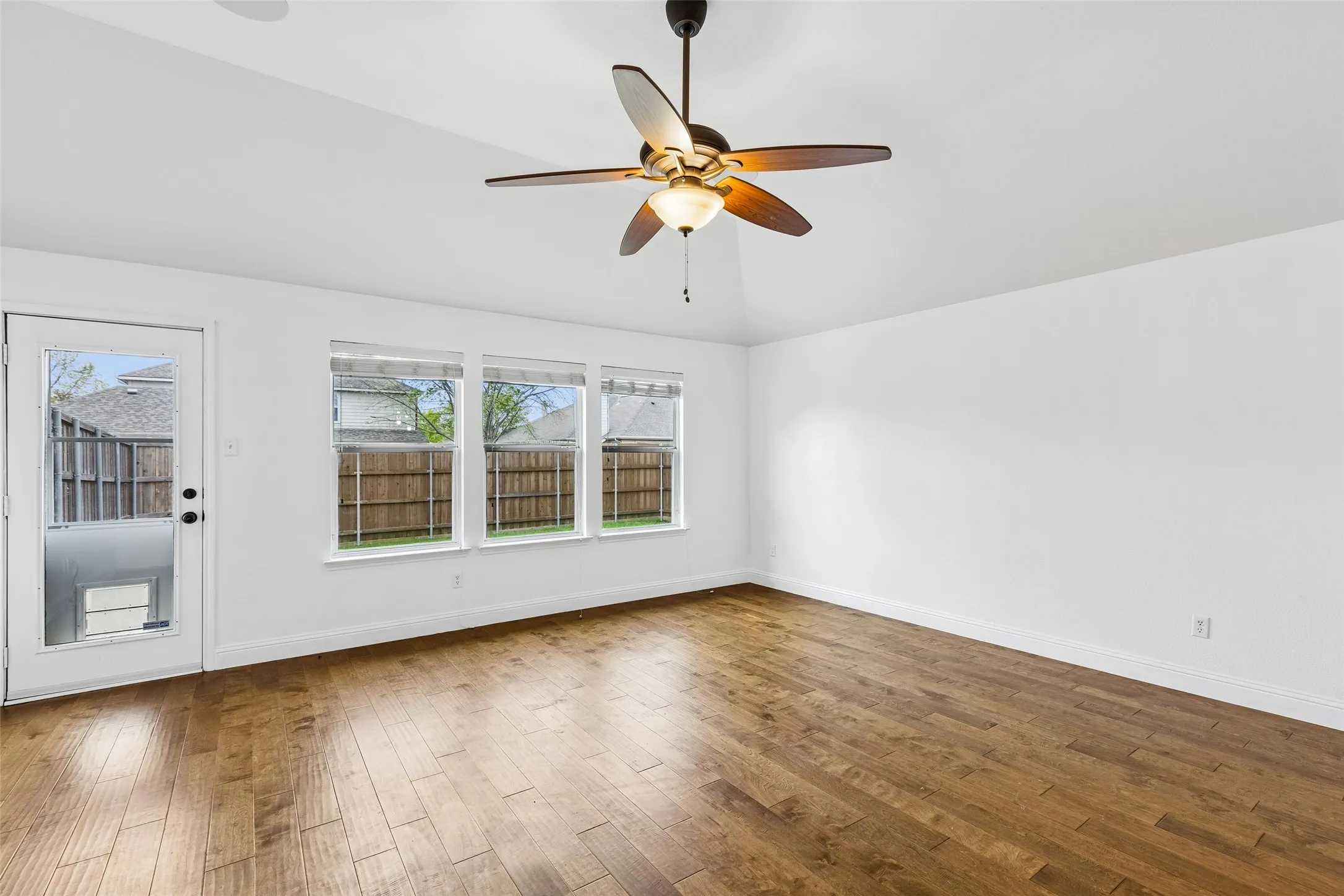 Single Family Residence For Sale in Rockwall County , 413 Sandy Lane, Royse City, Texas 75189, 3 Bedroom, 2 Bathroom, 2 Garage spaces, 1,820 Sqft, built in 2006, mls#21397698, Real Estate Agent in Royse City, Homes For Sale in Rockwall county, Homes For Sale in Royse City, Realtor in Royse City Texas, Real Estate Brokerage Independent Realty Texas, Luminita Cordes Realtor