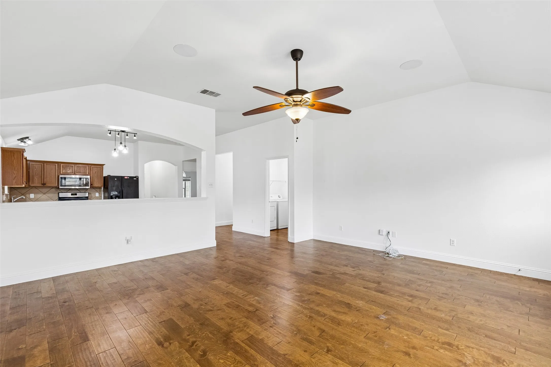 Single Family Residence For Sale in Rockwall County , 413 Sandy Lane, Royse City, Texas 75189, 3 Bedroom, 2 Bathroom, 2 Garage spaces, 1,820 Sqft, built in 2006, mls#21397698, Real Estate Agent in Royse City, Homes For Sale in Rockwall county, Homes For Sale in Royse City, Realtor in Royse City Texas, Real Estate Brokerage Independent Realty Texas, Luminita Cordes Realtor