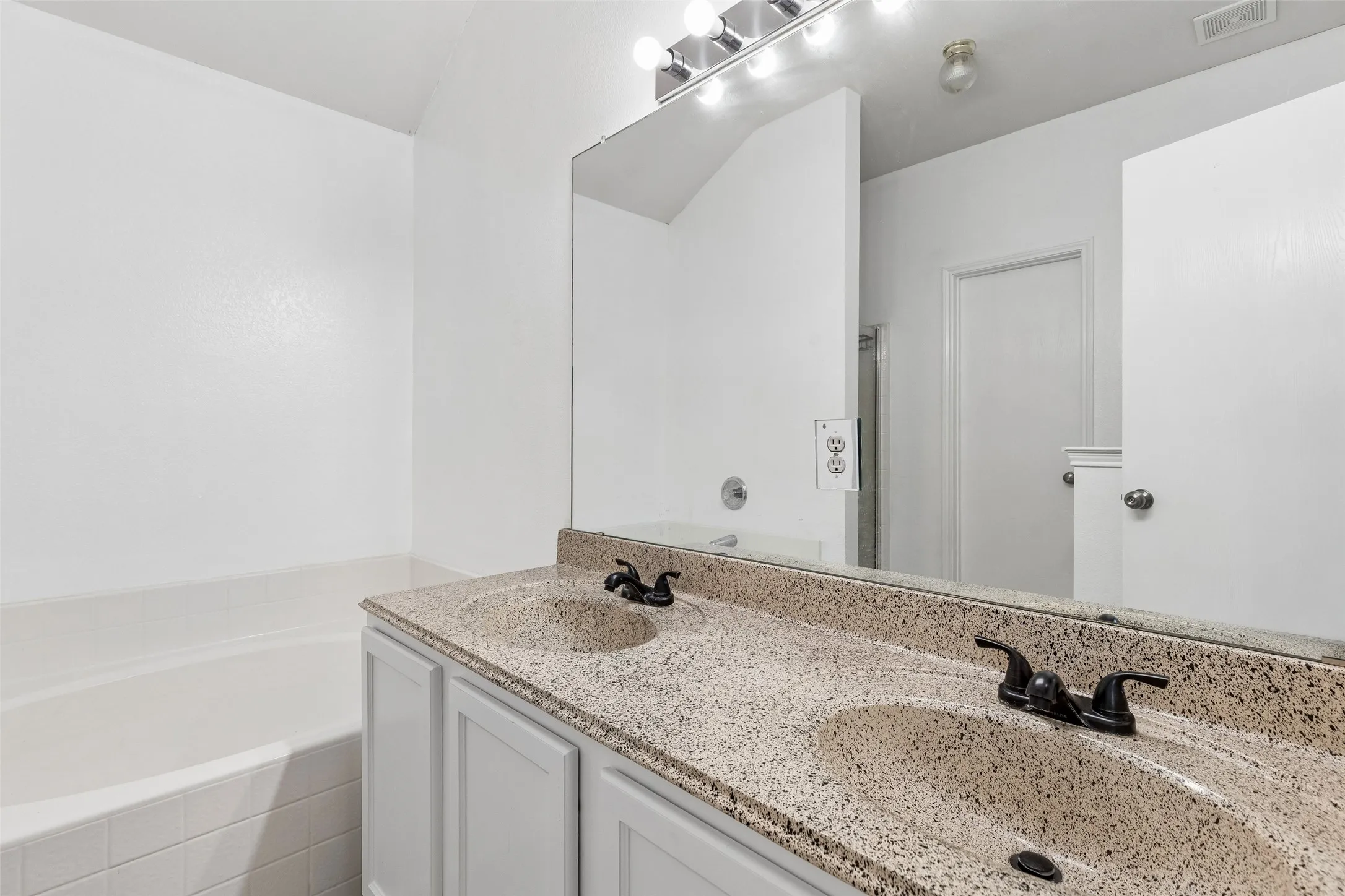 Single Family Residence For Sale in Rockwall County , 413 Sandy Lane, Royse City, Texas 75189, 3 Bedroom, 2 Bathroom, 2 Garage spaces, 1,820 Sqft, built in 2006, mls#21397698, Real Estate Agent in Royse City, Homes For Sale in Rockwall county, Homes For Sale in Royse City, Realtor in Royse City Texas, Real Estate Brokerage Independent Realty Texas, Luminita Cordes Realtor