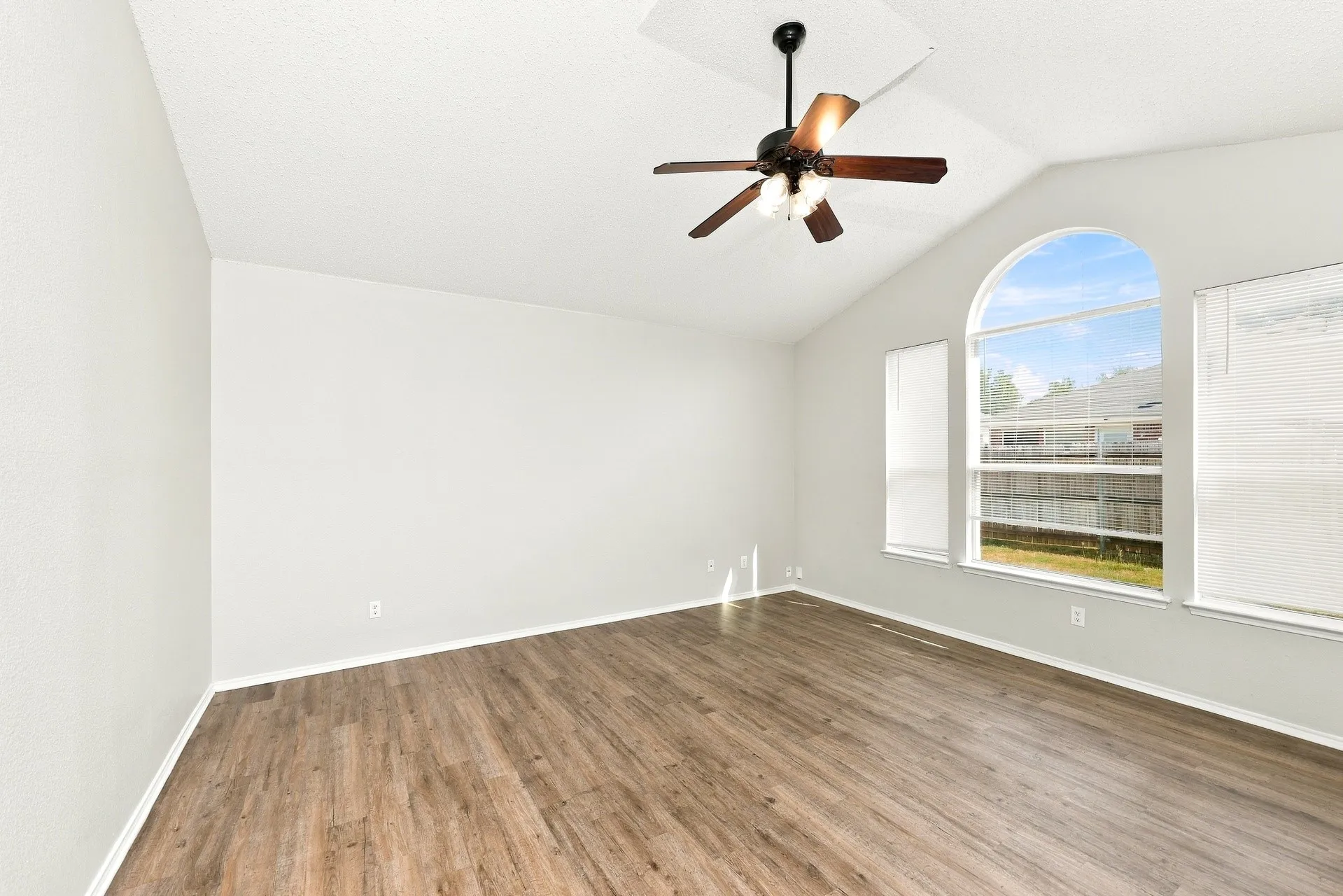 Single Family Residence For Rent in Dallas County , 736 Mulberry Lane, De Soto, Texas 75115, 5 Bedroom, 4 Bathroom, 2 Garage spaces, 3,498 Sqft, built in 2003, mls#21398191, Real Estate Agent in De Soto, Homes For Rent in Dallas county, Homes For Rent in De Soto, Realtor in De Soto Texas, Real Estate Brokerage Independent Realty Texas, Luminita Cordes Realtor