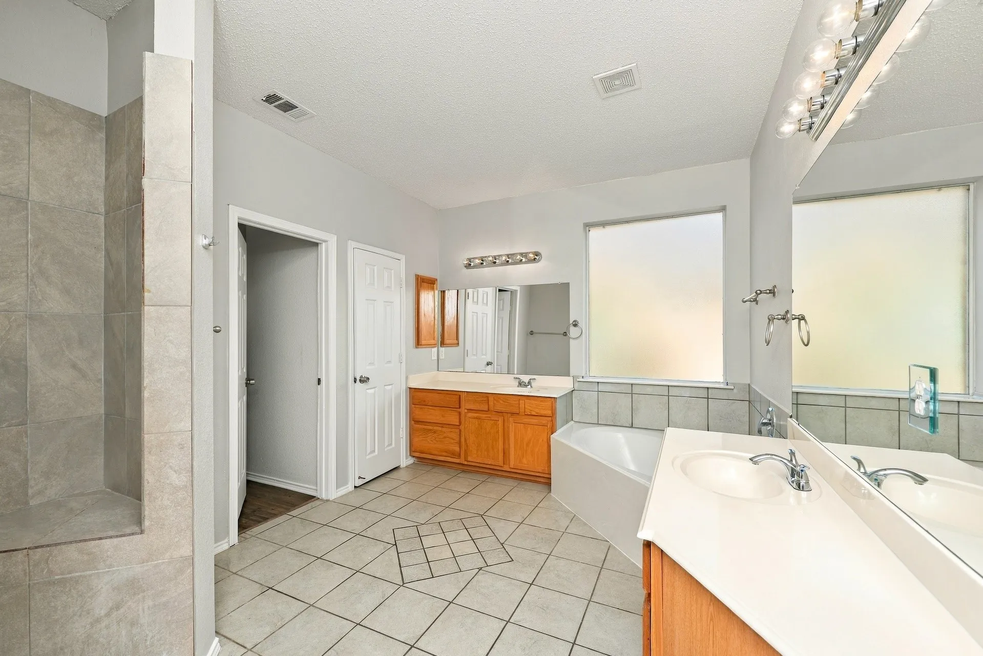 Single Family Residence For Rent in Dallas County , 736 Mulberry Lane, De Soto, Texas 75115, 5 Bedroom, 4 Bathroom, 2 Garage spaces, 3,498 Sqft, built in 2003, mls#21398191, Real Estate Agent in De Soto, Homes For Rent in Dallas county, Homes For Rent in De Soto, Realtor in De Soto Texas, Real Estate Brokerage Independent Realty Texas, Luminita Cordes Realtor