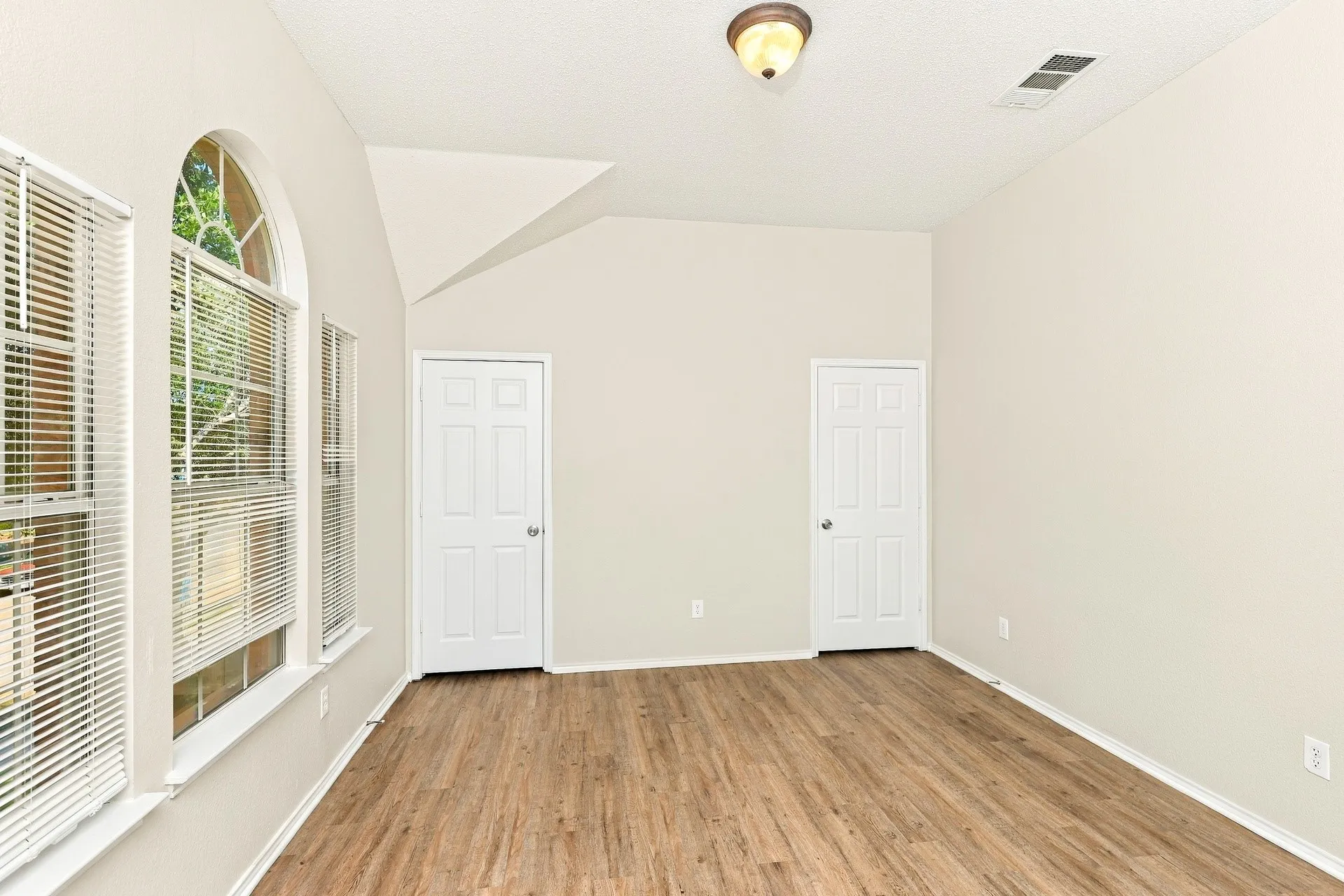 Single Family Residence For Rent in Dallas County , 736 Mulberry Lane, De Soto, Texas 75115, 5 Bedroom, 4 Bathroom, 2 Garage spaces, 3,498 Sqft, built in 2003, mls#21398191, Real Estate Agent in De Soto, Homes For Rent in Dallas county, Homes For Rent in De Soto, Realtor in De Soto Texas, Real Estate Brokerage Independent Realty Texas, Luminita Cordes Realtor