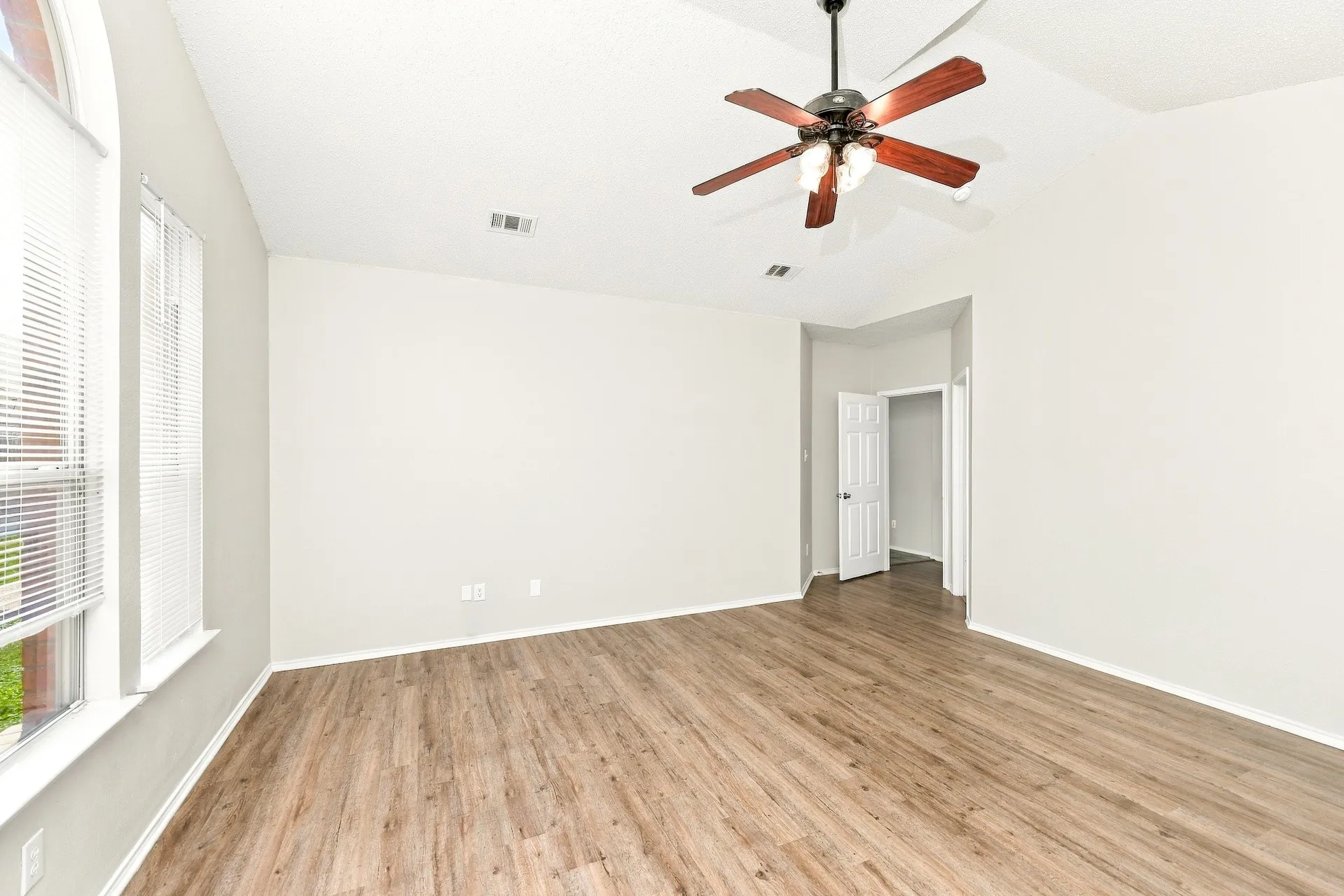 Single Family Residence For Rent in Dallas County , 736 Mulberry Lane, De Soto, Texas 75115, 5 Bedroom, 4 Bathroom, 2 Garage spaces, 3,498 Sqft, built in 2003, mls#21398191, Real Estate Agent in De Soto, Homes For Rent in Dallas county, Homes For Rent in De Soto, Realtor in De Soto Texas, Real Estate Brokerage Independent Realty Texas, Luminita Cordes Realtor