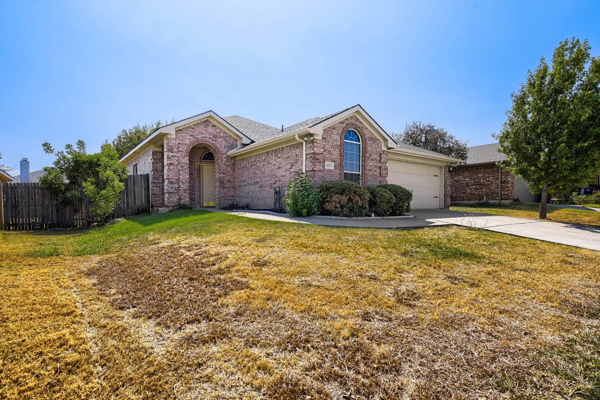Single Family Residence For Sale in Tarrant County , 6221 Brooklynn Drive, Fort Worth, Texas 76179, 3 Bedroom, 2 Bathroom, 2 Garage spaces, 1,601 Sqft, built in 2005, mls#21396792, Real Estate Agent in Fort Worth, Homes For Sale in Tarrant county, Homes For Sale in Fort Worth, Realtor in Fort Worth Texas, Real Estate Brokerage Independent Realty Texas, Luminita Cordes Realtor