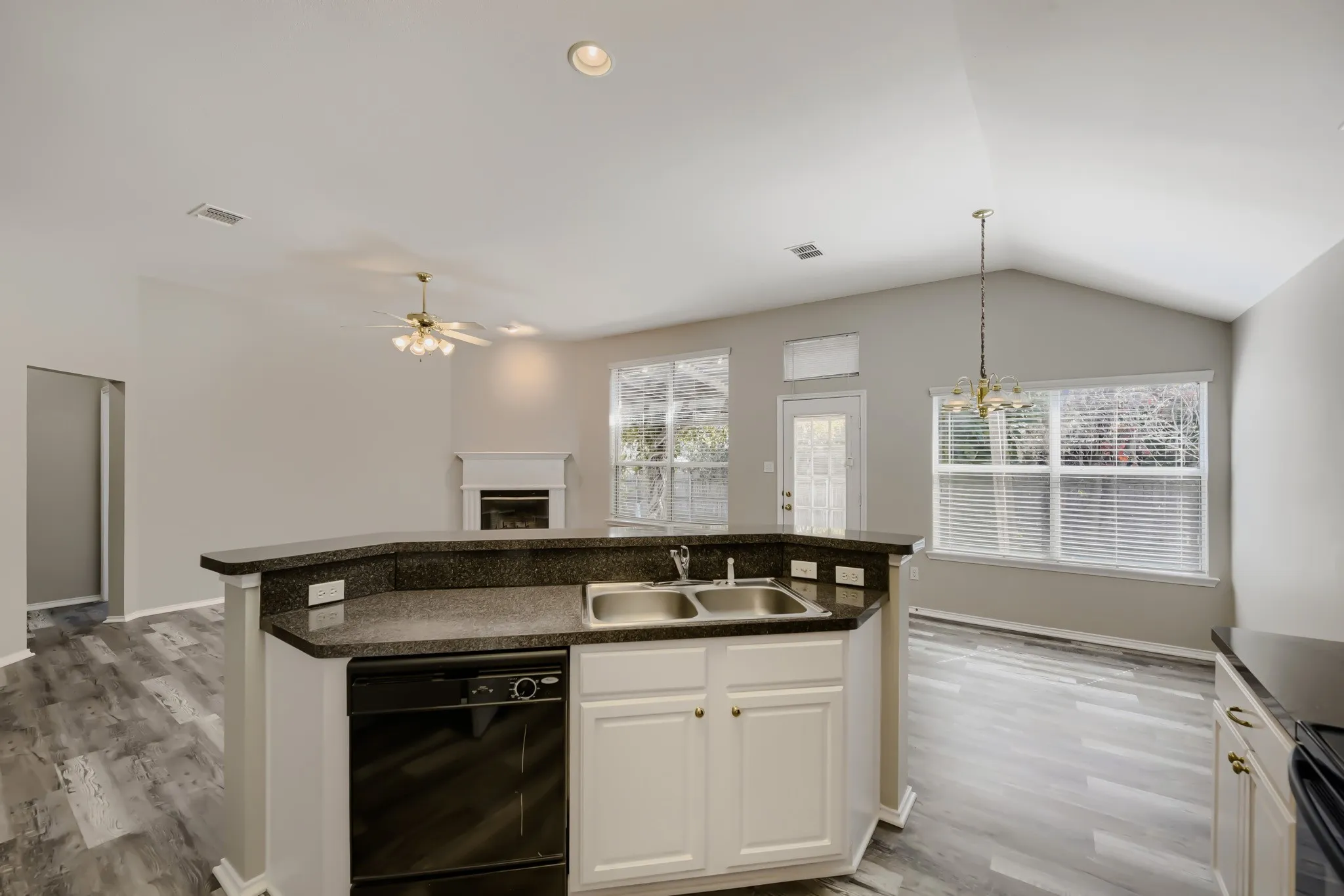 Single Family Residence For Sale in Tarrant County , 6221 Brooklynn Drive, Fort Worth, Texas 76179, 3 Bedroom, 2 Bathroom, 2 Garage spaces, 1,601 Sqft, built in 2005, mls#21396792, Real Estate Agent in Fort Worth, Homes For Sale in Tarrant county, Homes For Sale in Fort Worth, Realtor in Fort Worth Texas, Real Estate Brokerage Independent Realty Texas, Luminita Cordes Realtor